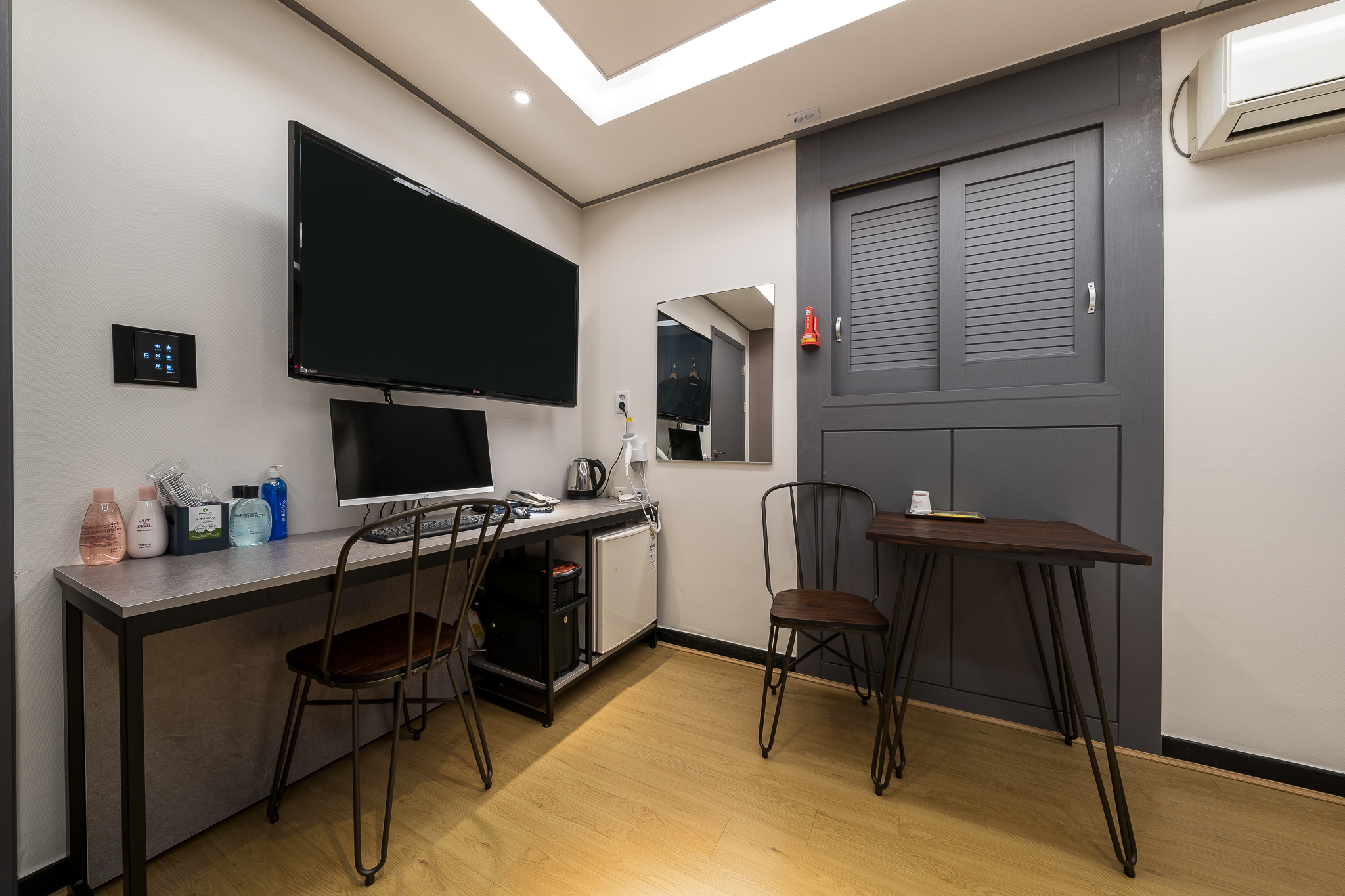 room detail thumbnail 2