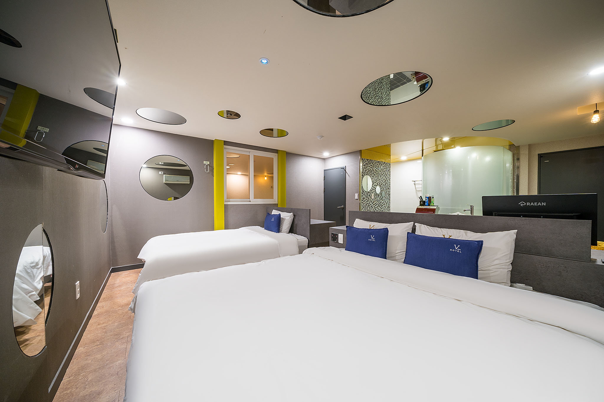 room detail thumbnail 1