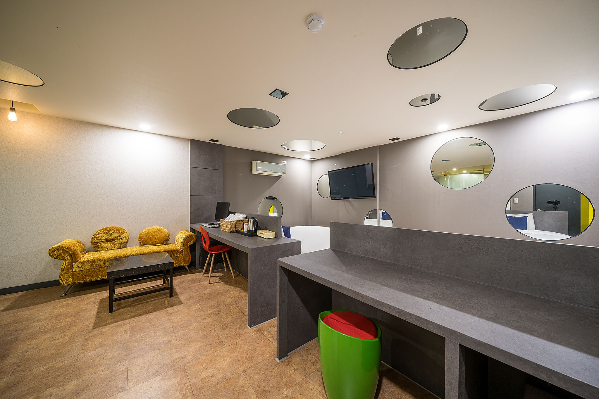 room detail thumbnail 2