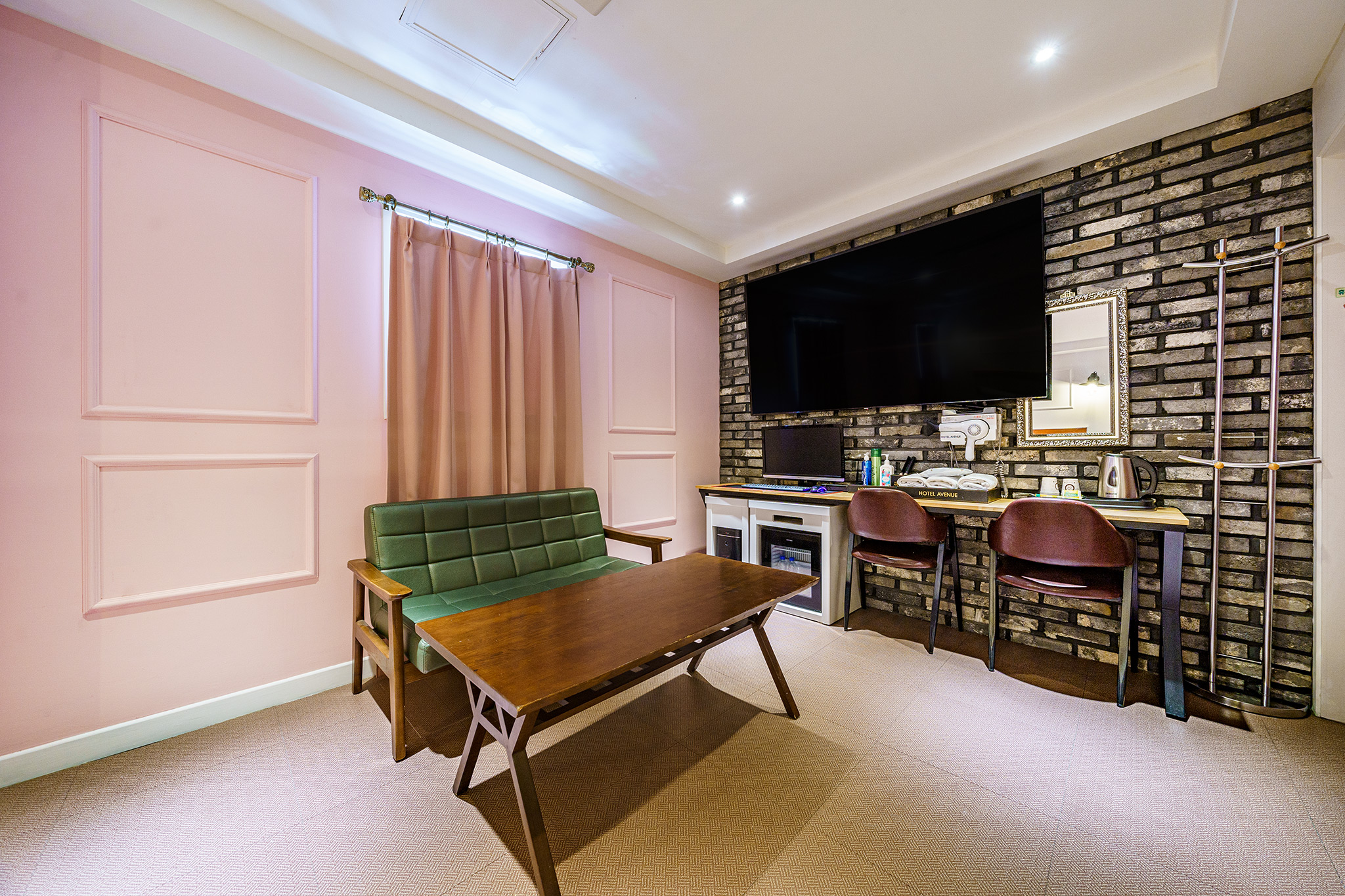 room detail thumbnail 2