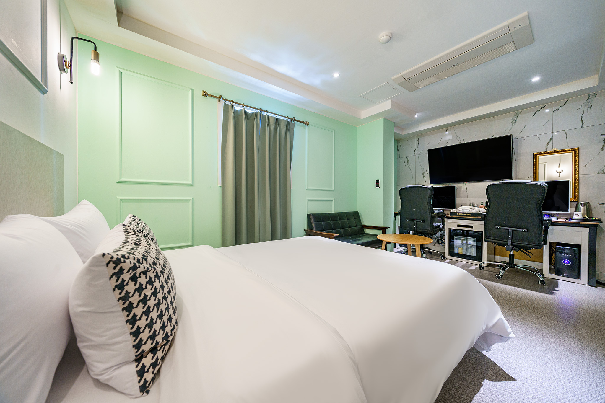 room detail thumbnail 1