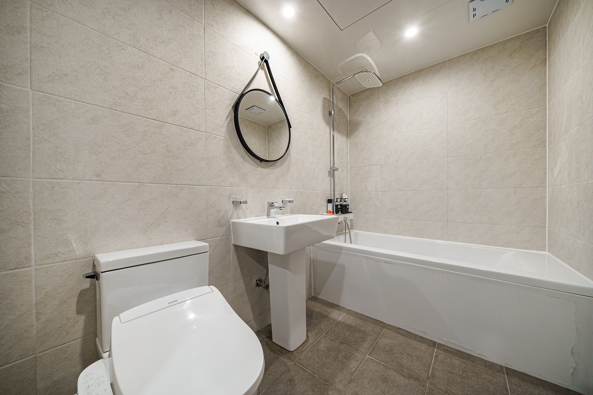 room detail thumbnail 2