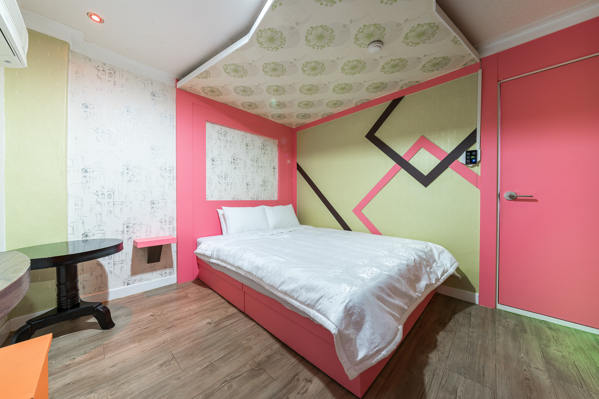 room detail thumbnail 0