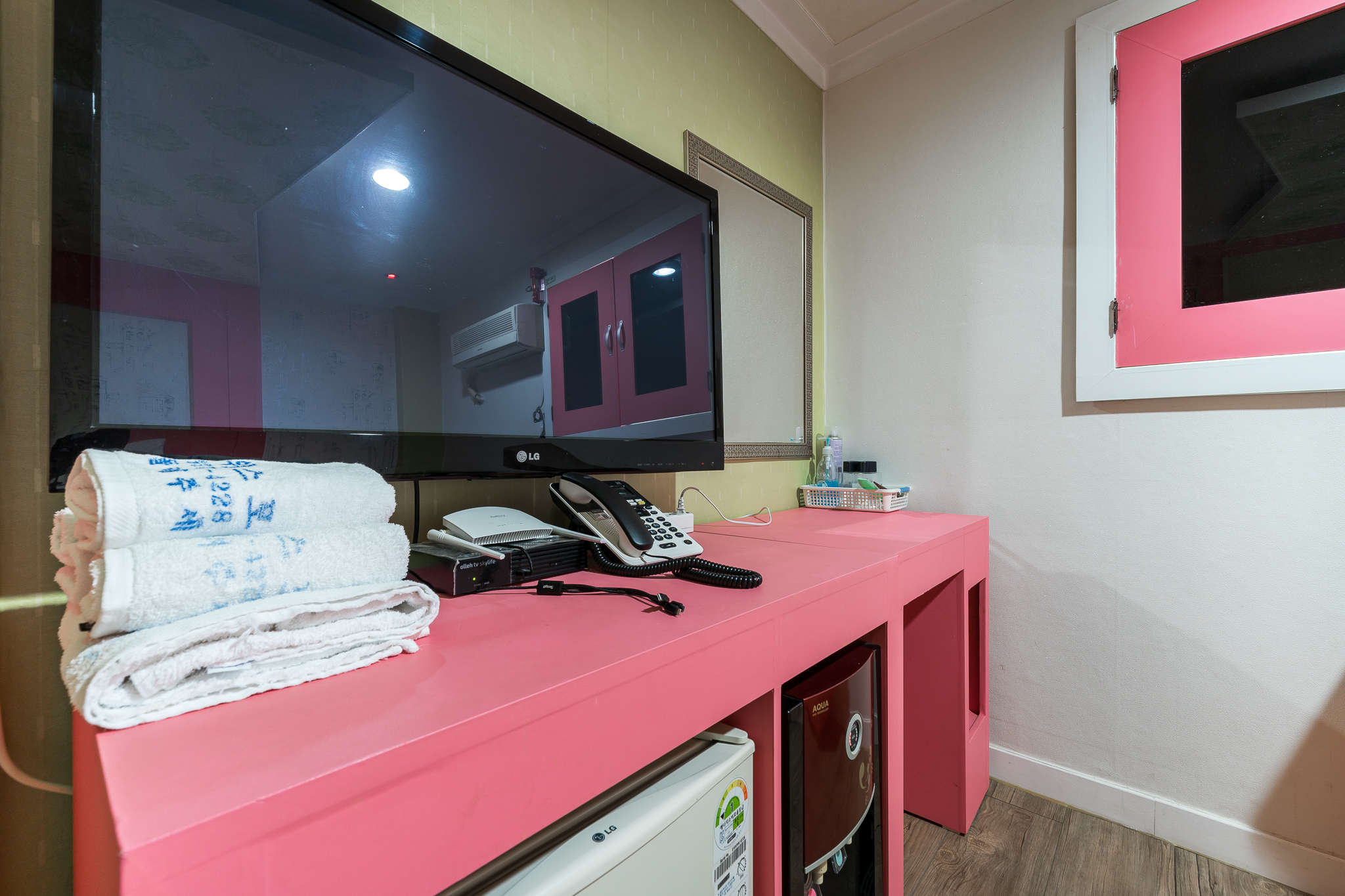 room detail thumbnail 2