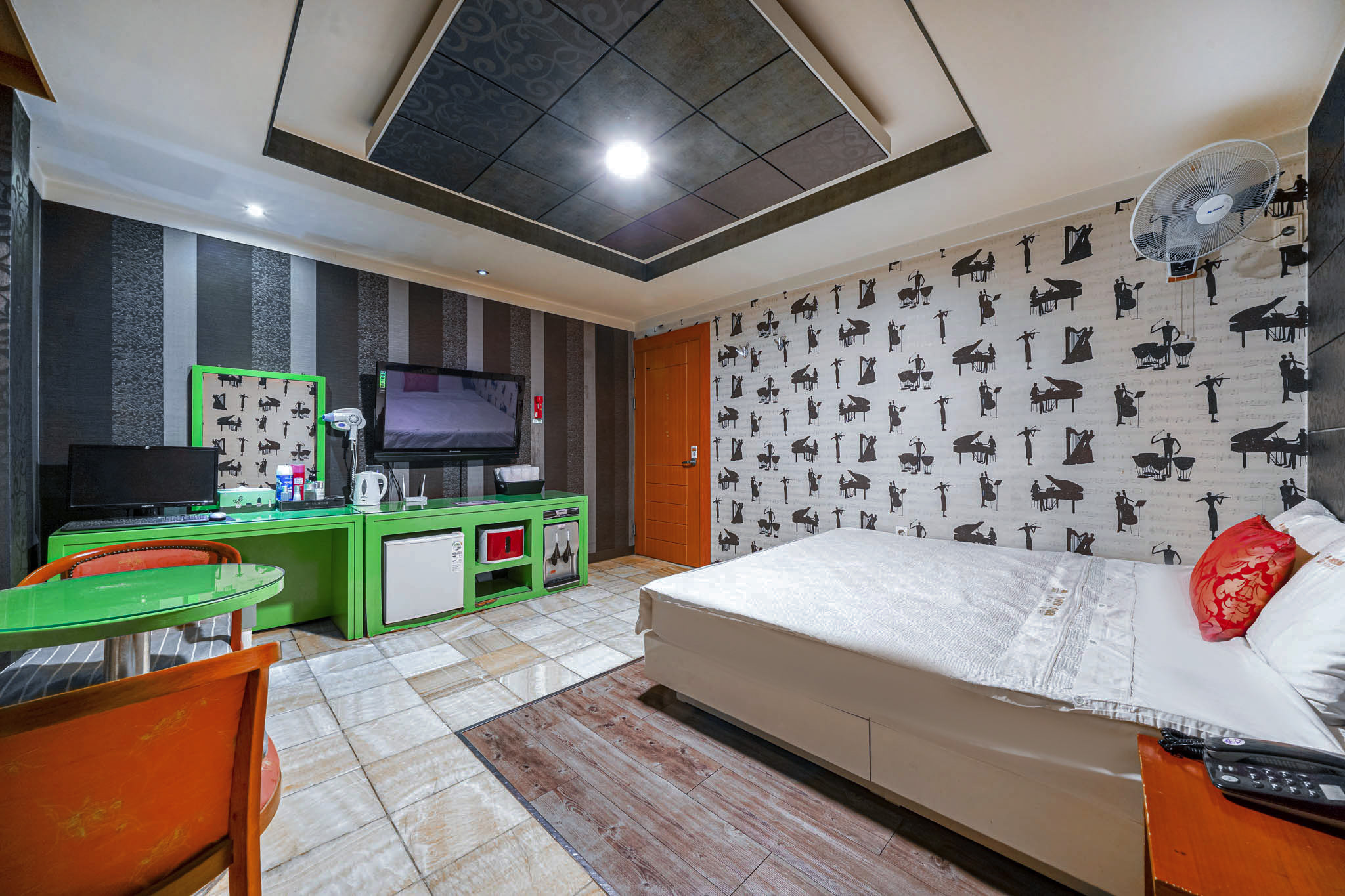 room detail thumbnail 2