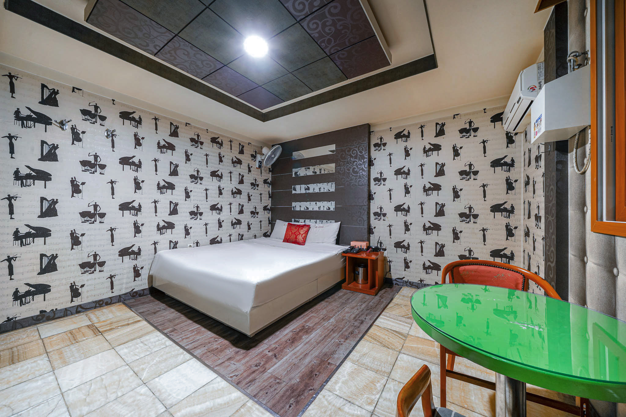 room detail thumbnail 1