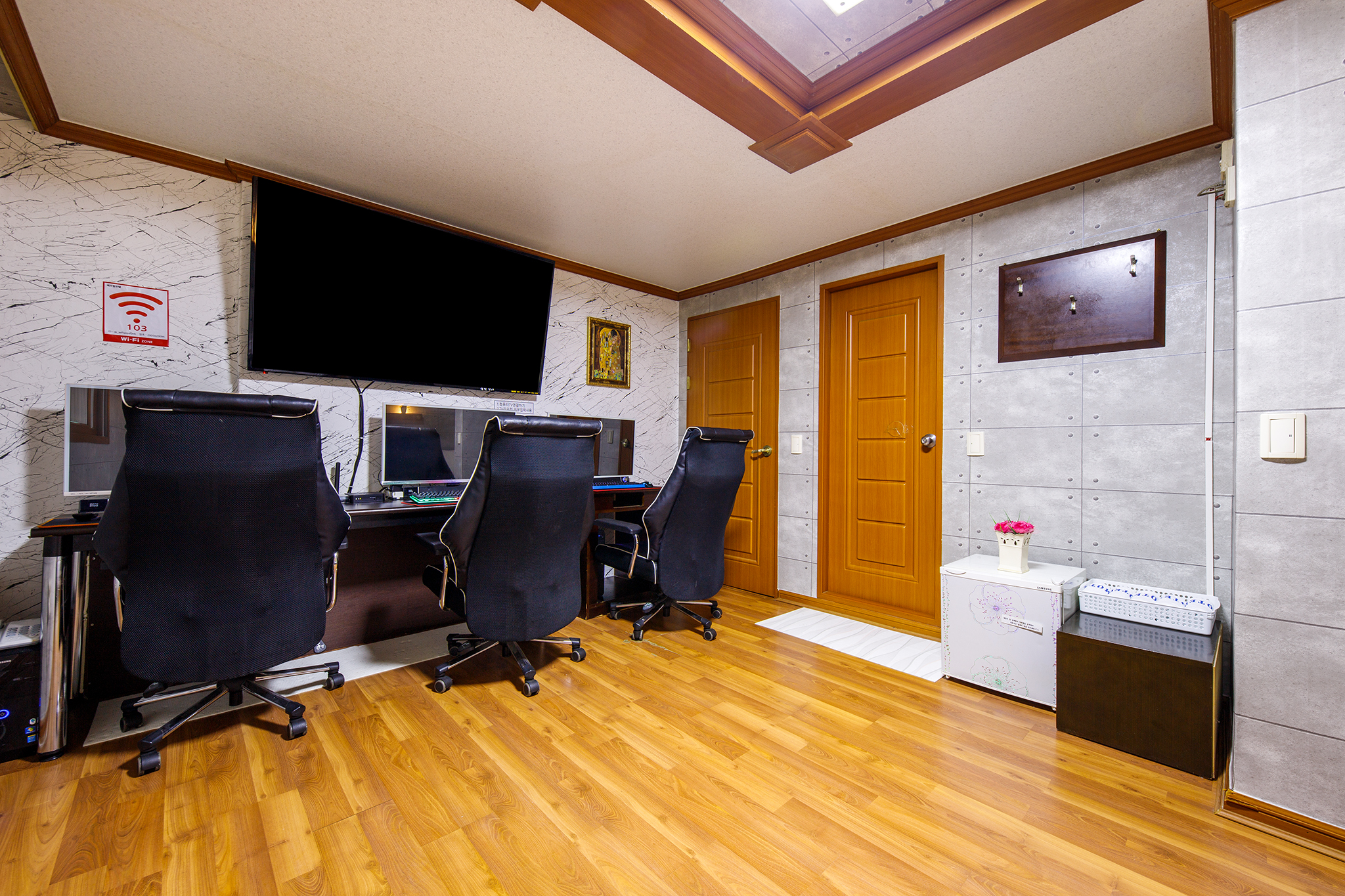 room detail thumbnail 2