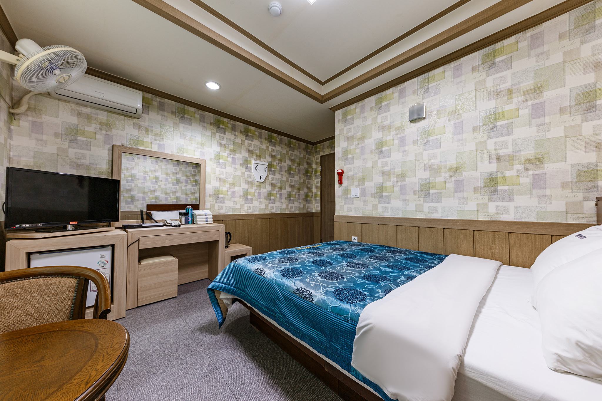 room detail thumbnail 2