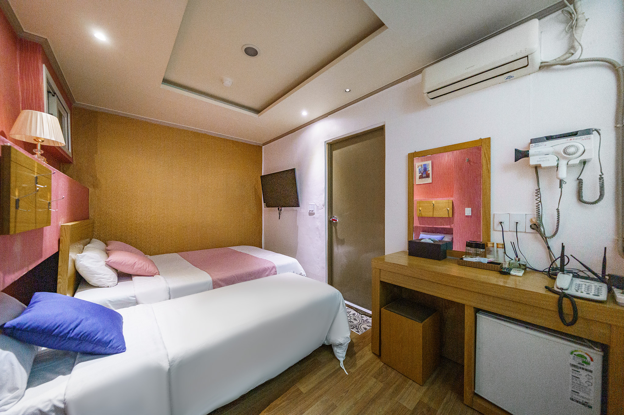 room detail thumbnail 2