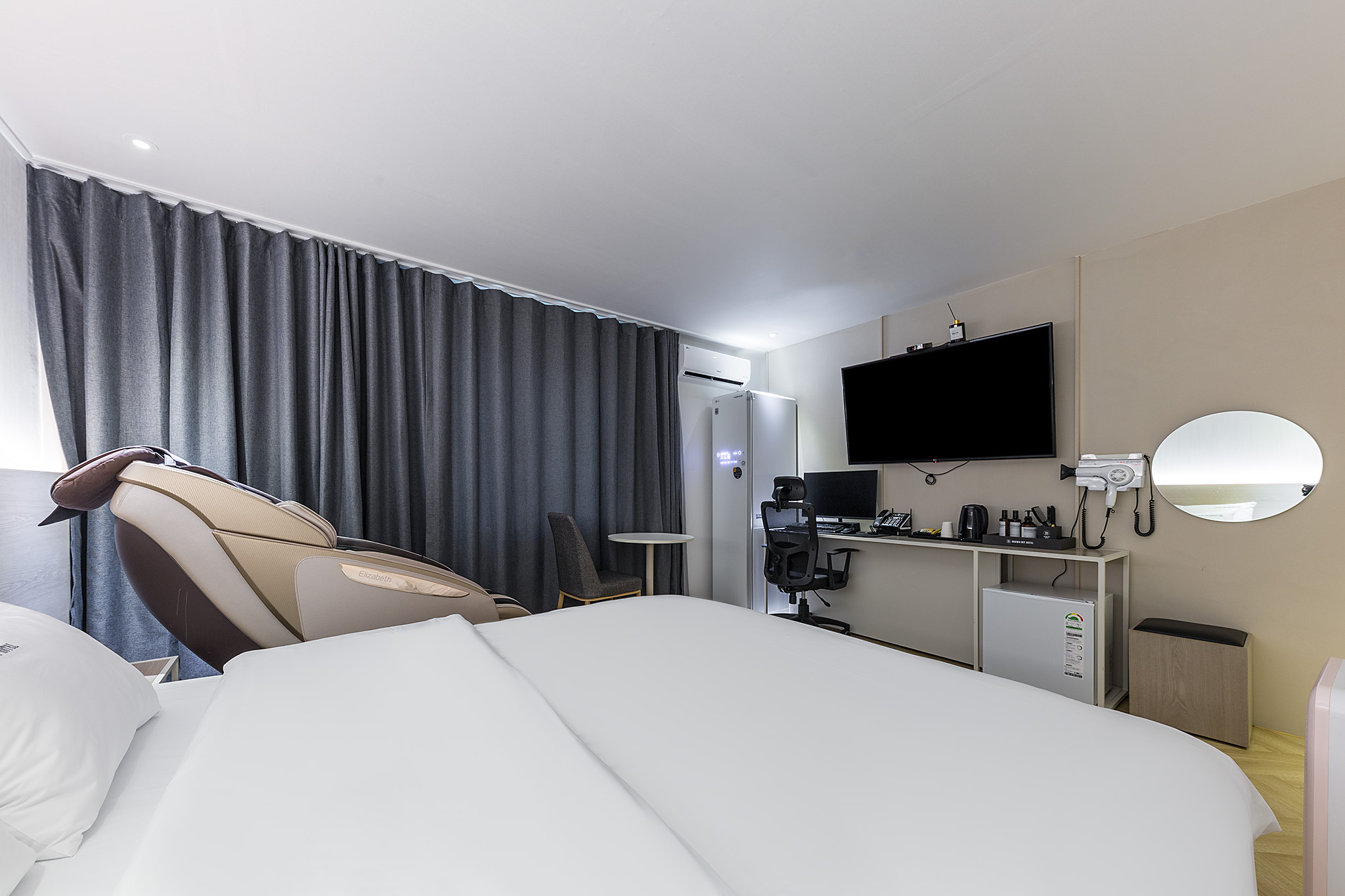 room detail thumbnail 2