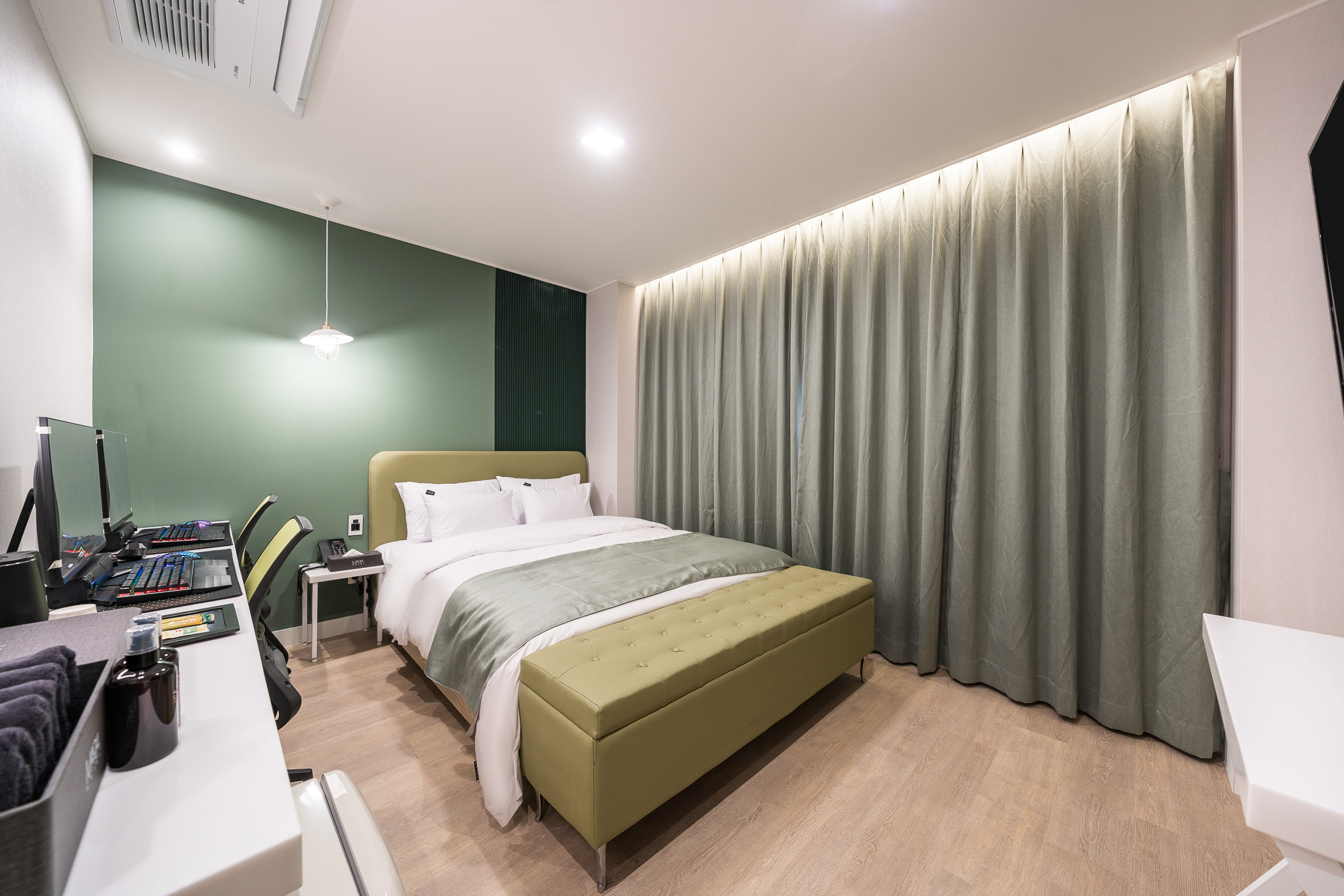room detail thumbnail 1