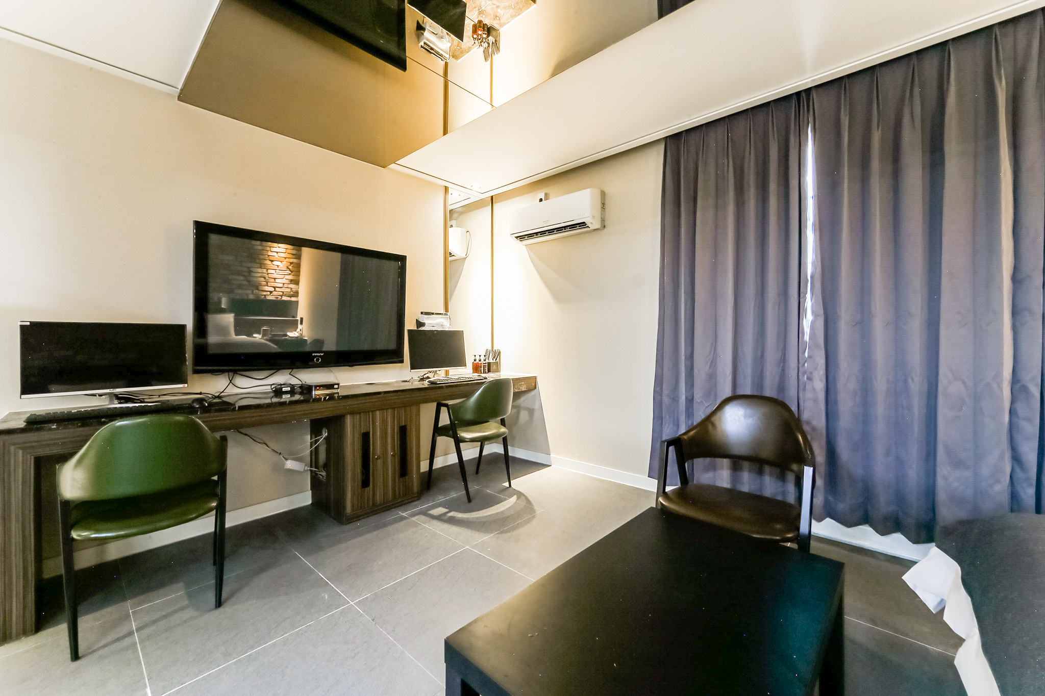 room detail thumbnail 2