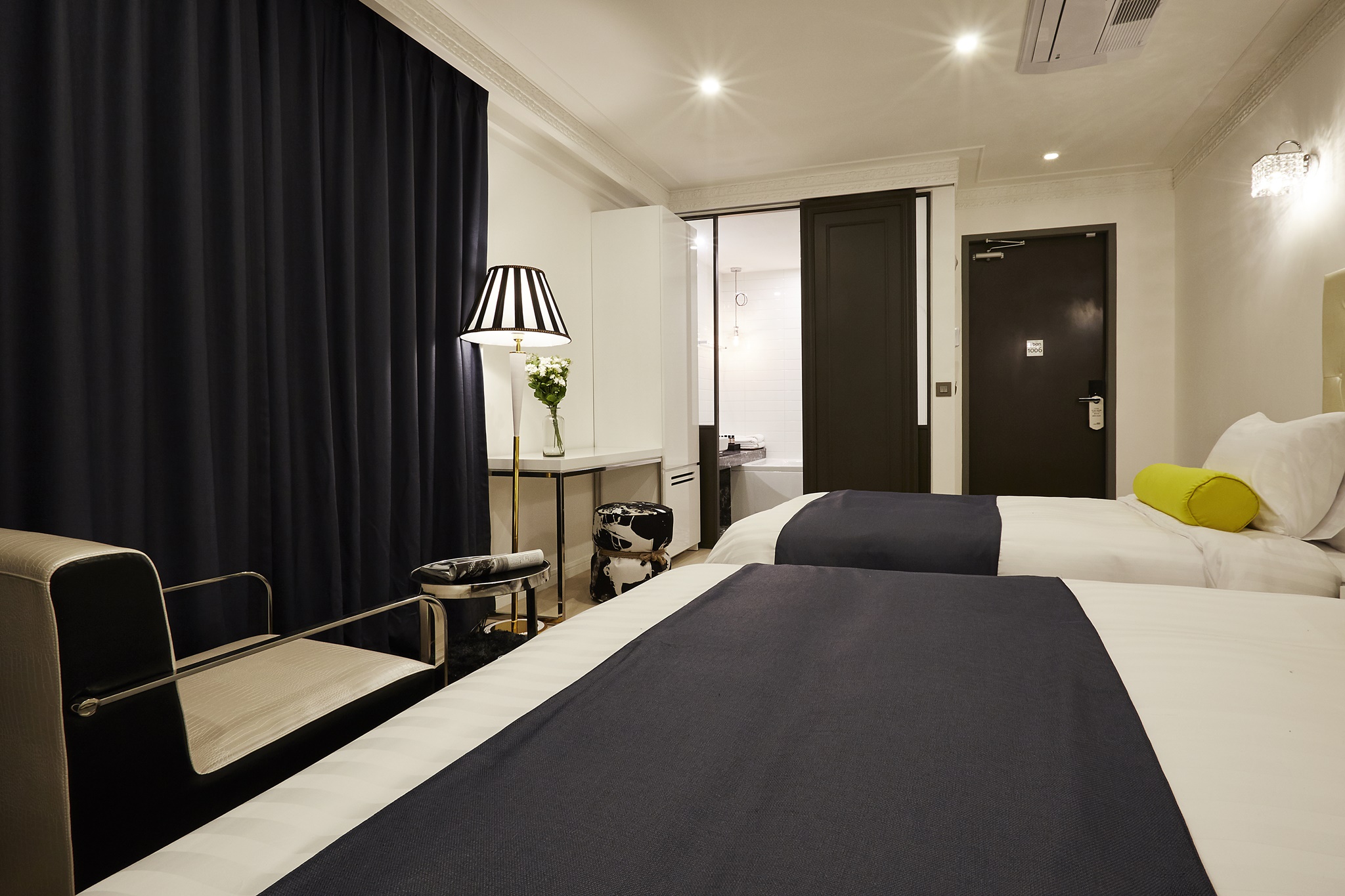 room detail thumbnail 2