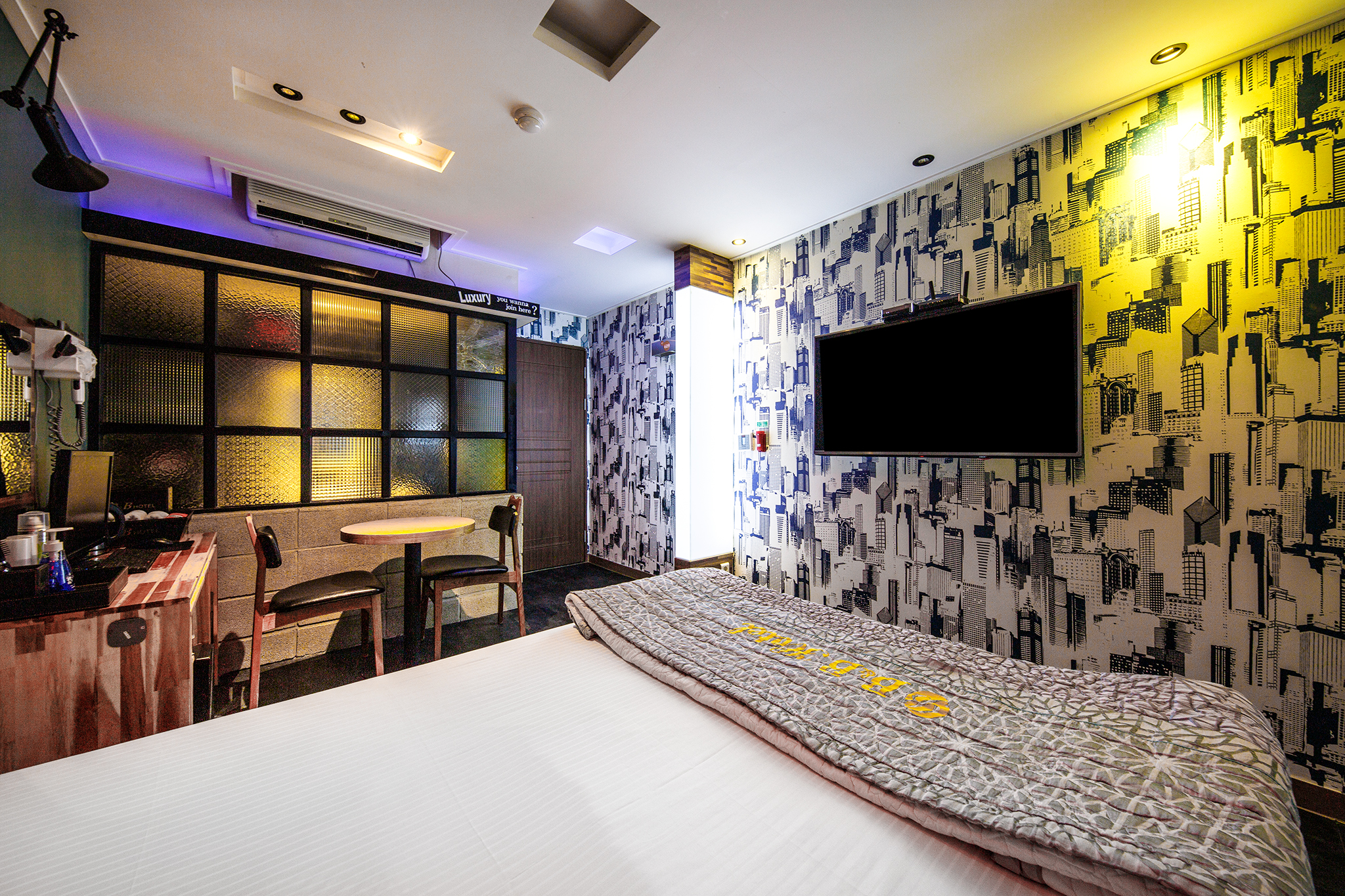 room detail thumbnail 2