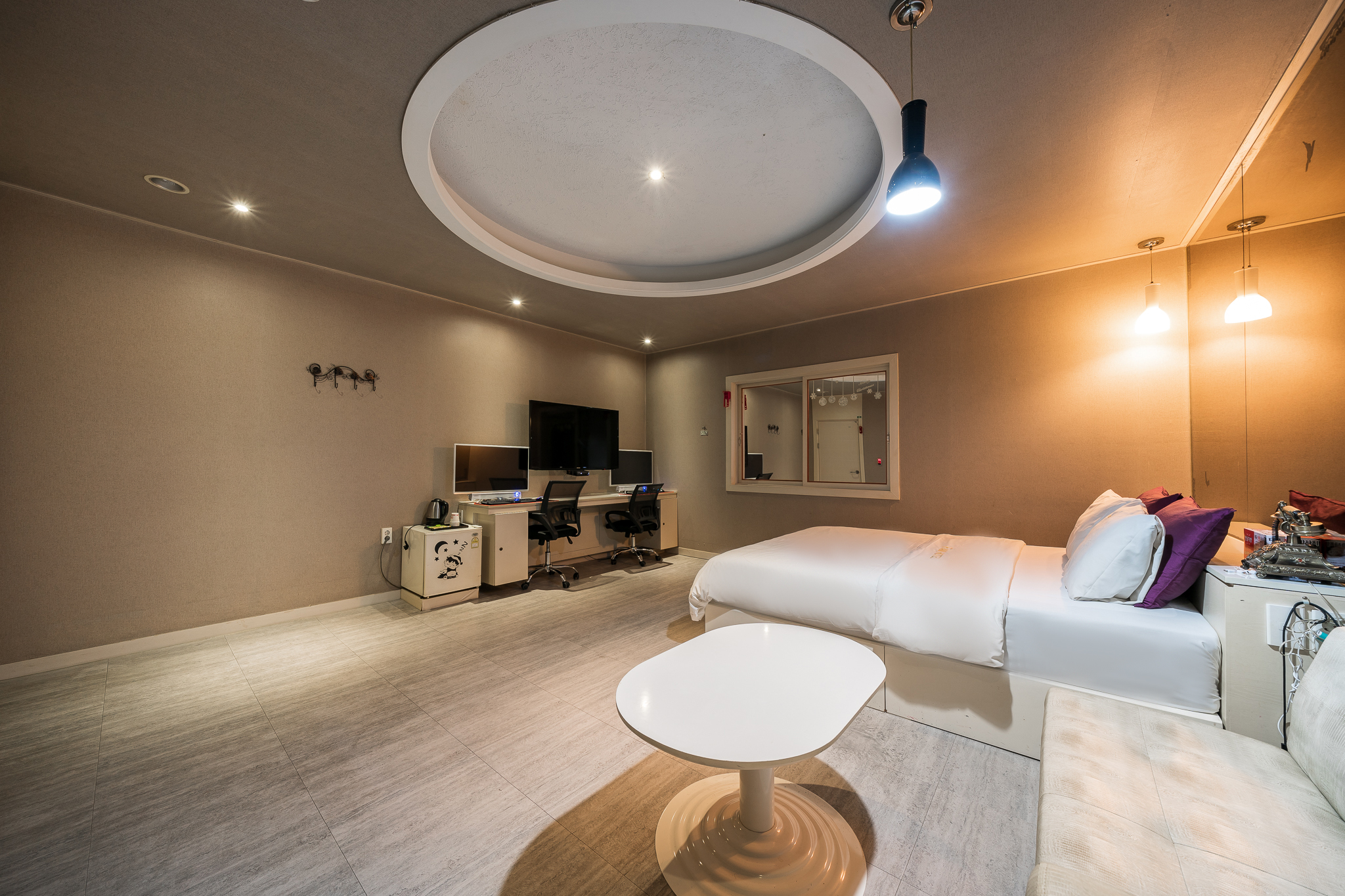 room detail thumbnail 1