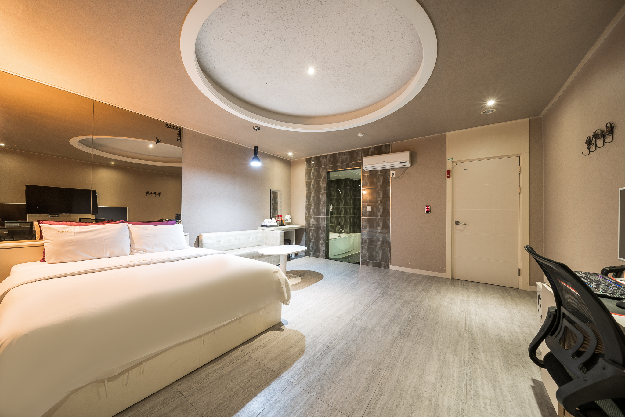room detail thumbnail 2