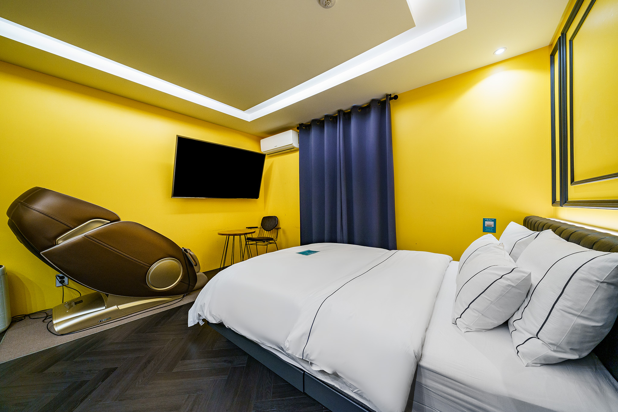 room detail thumbnail 1