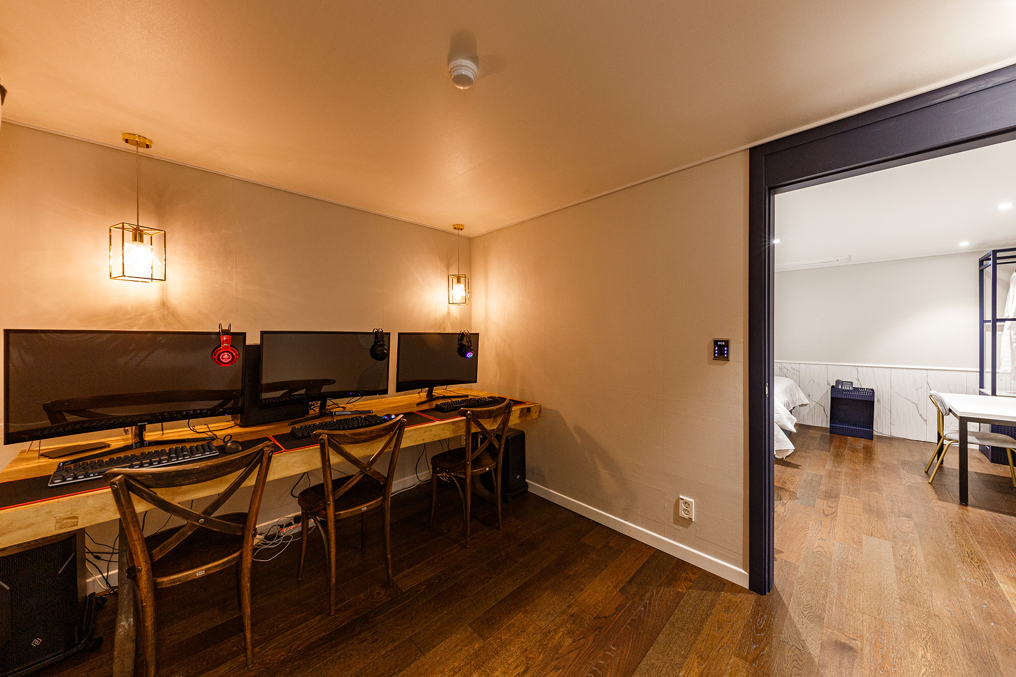 room detail thumbnail 2