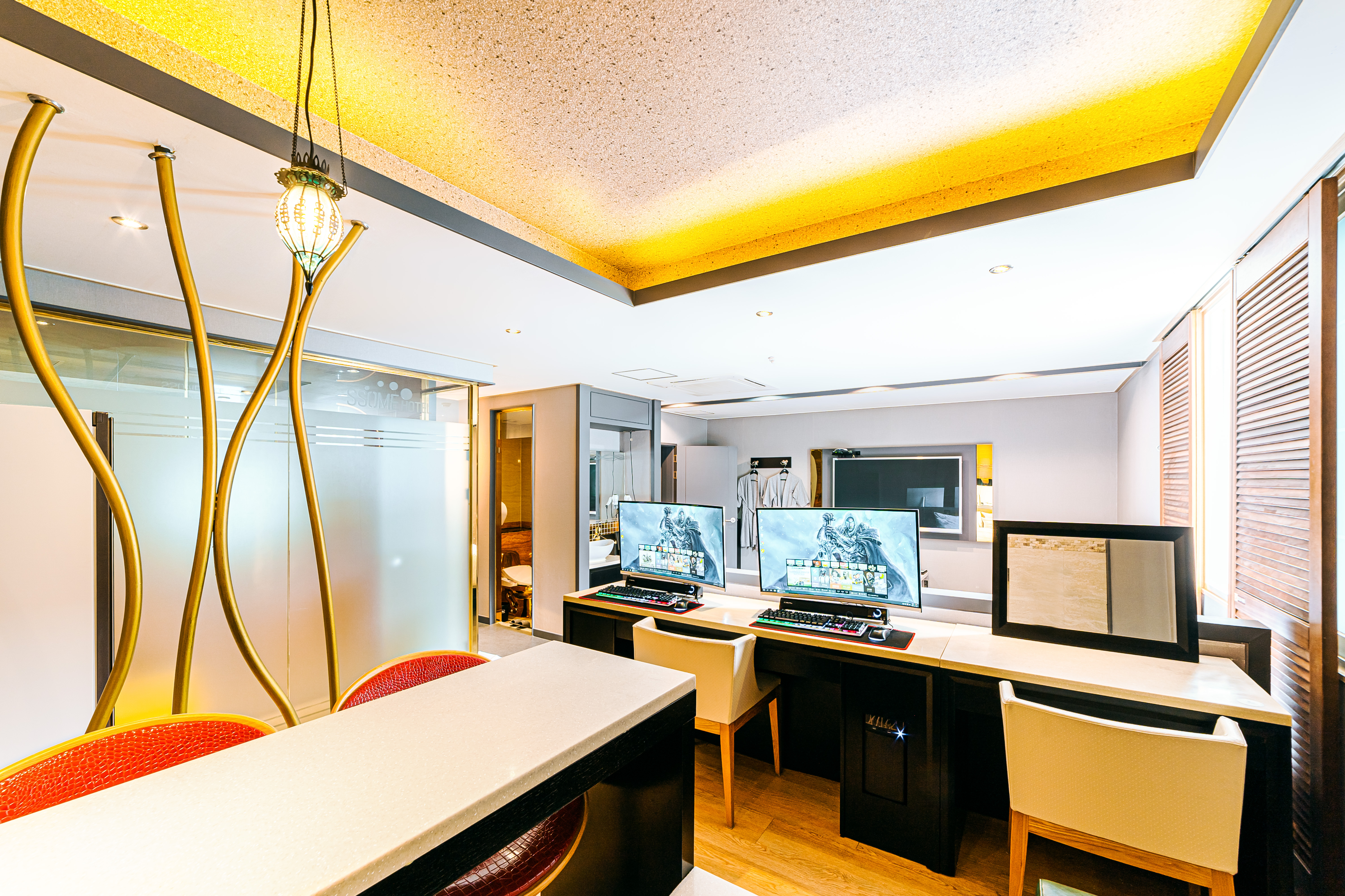 room detail thumbnail 2