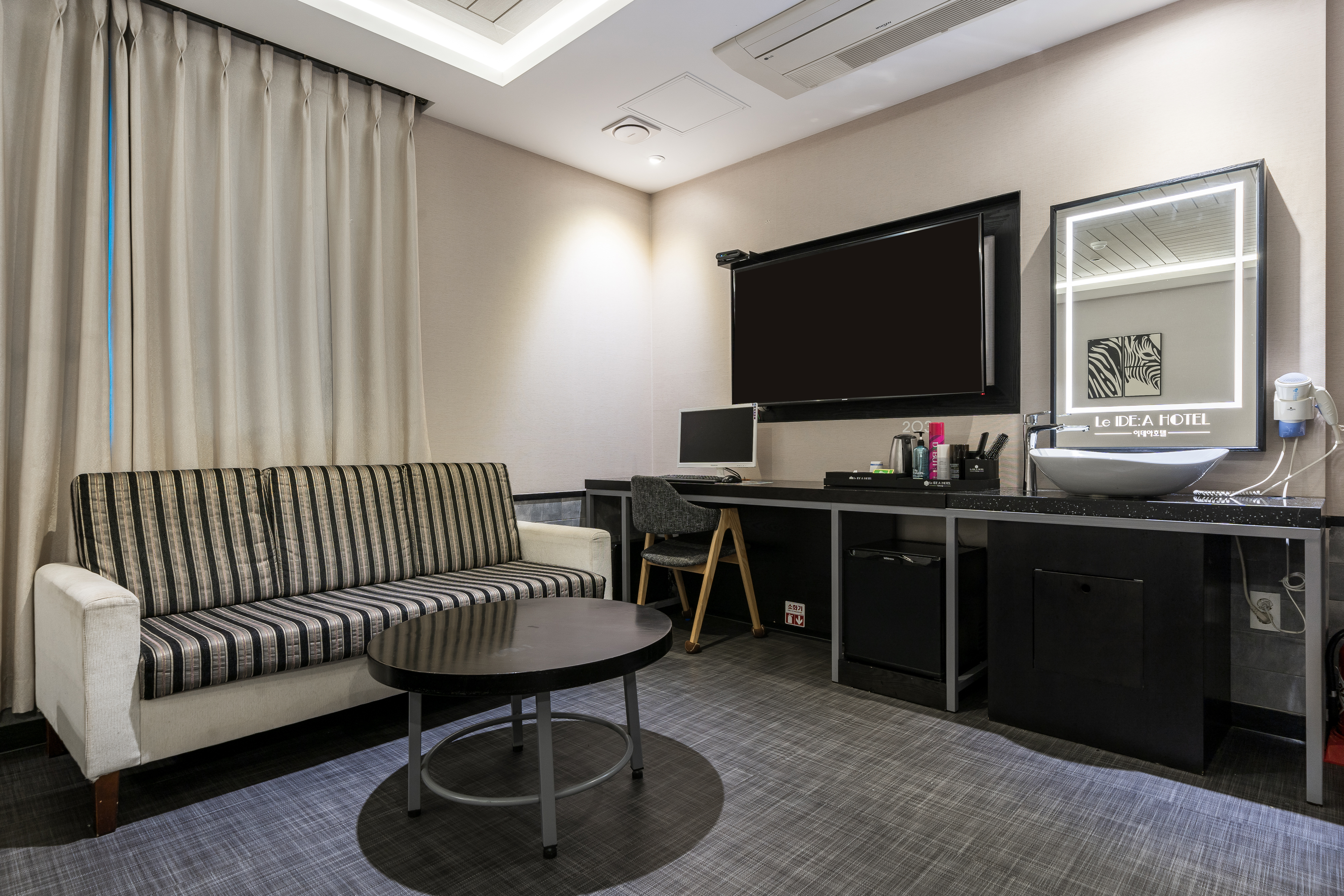 room detail thumbnail 2