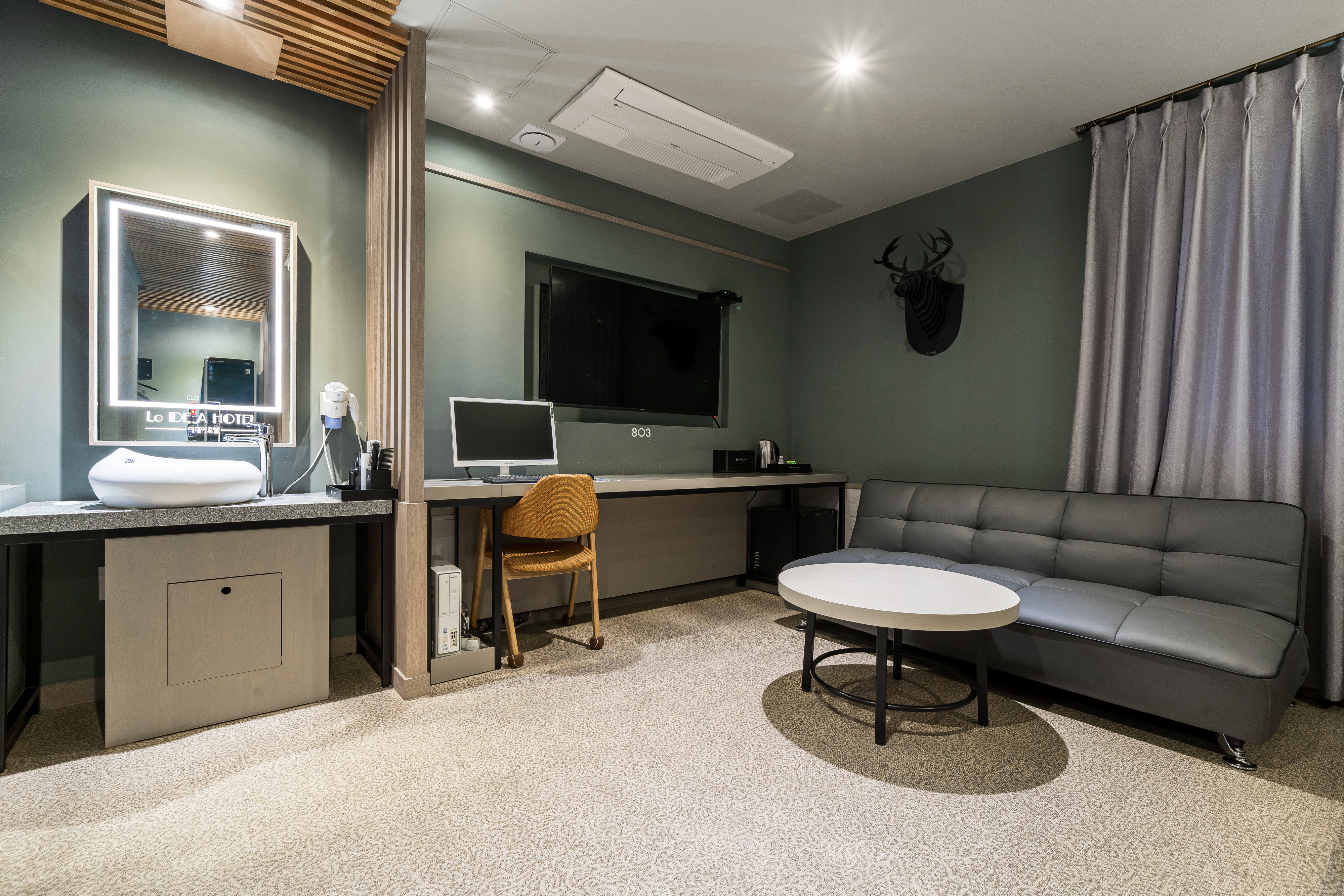 room detail thumbnail 2