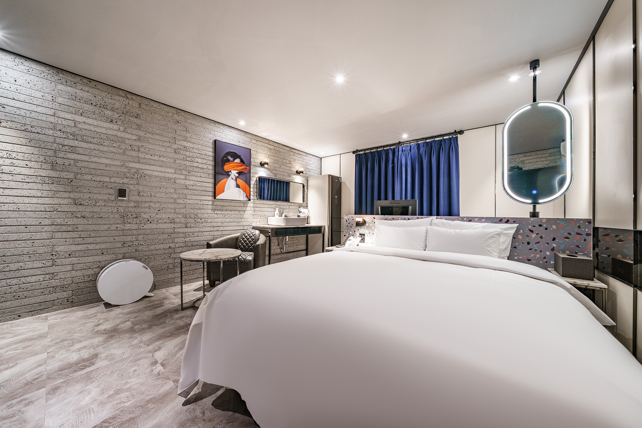 room detail thumbnail 2