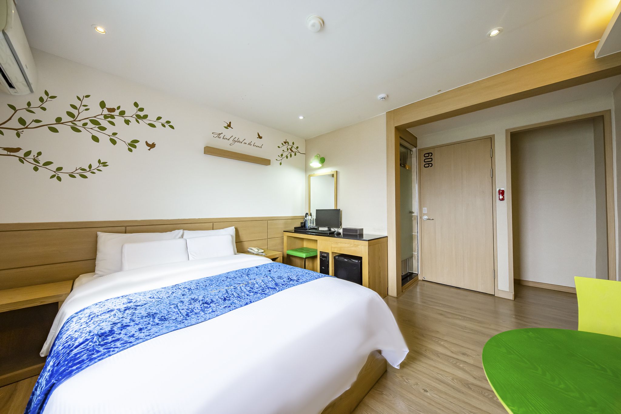 room detail thumbnail 2