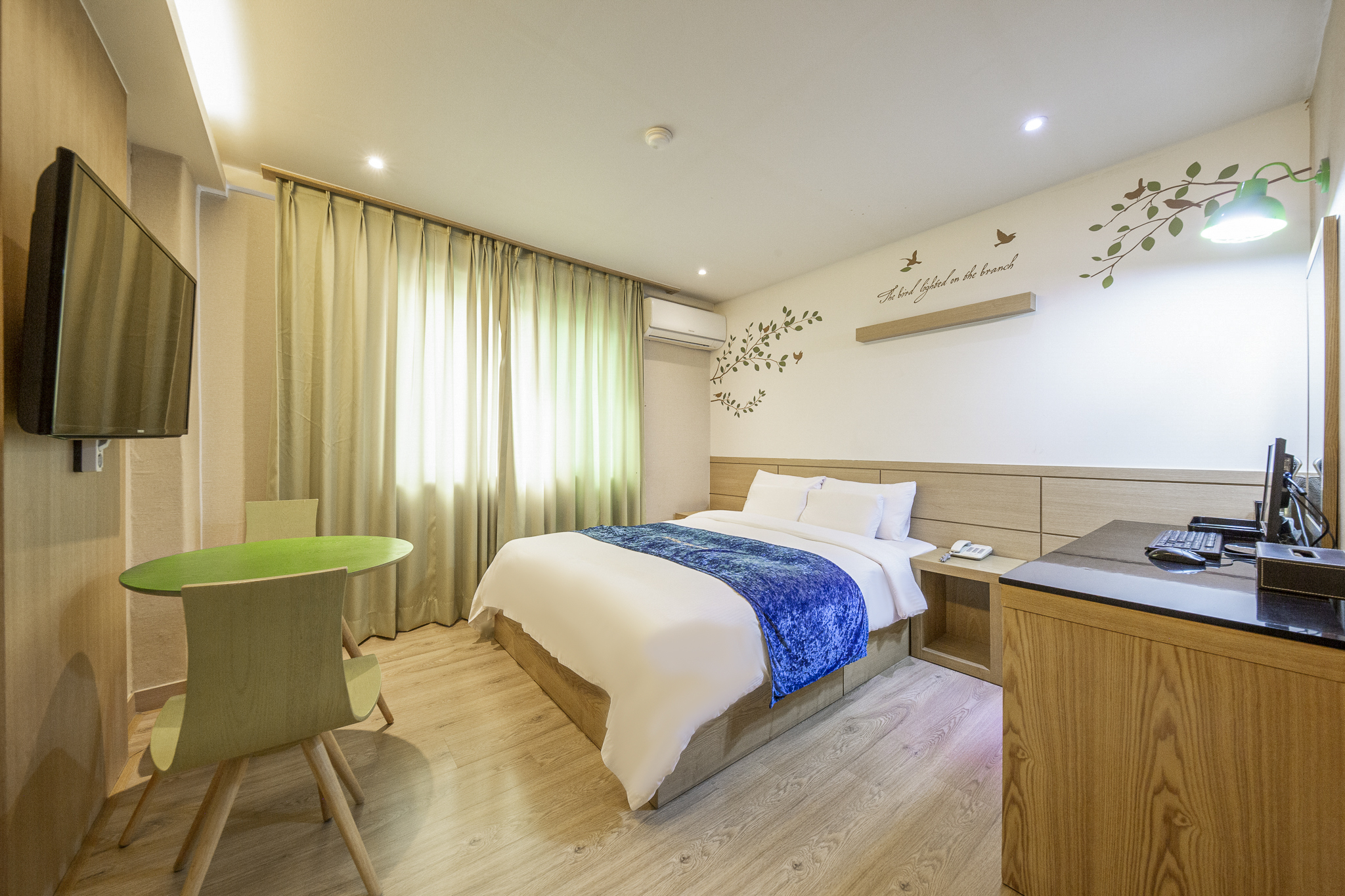 room detail thumbnail 1