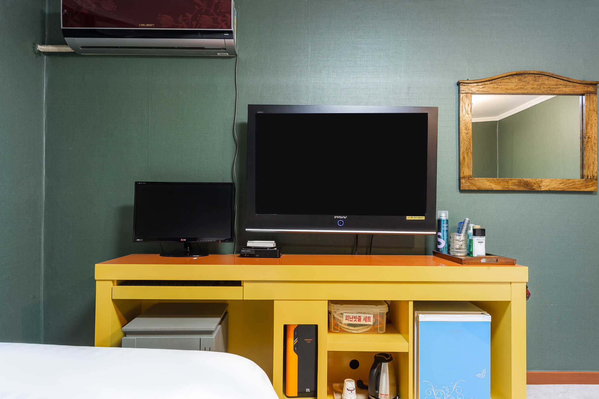 room detail thumbnail 2