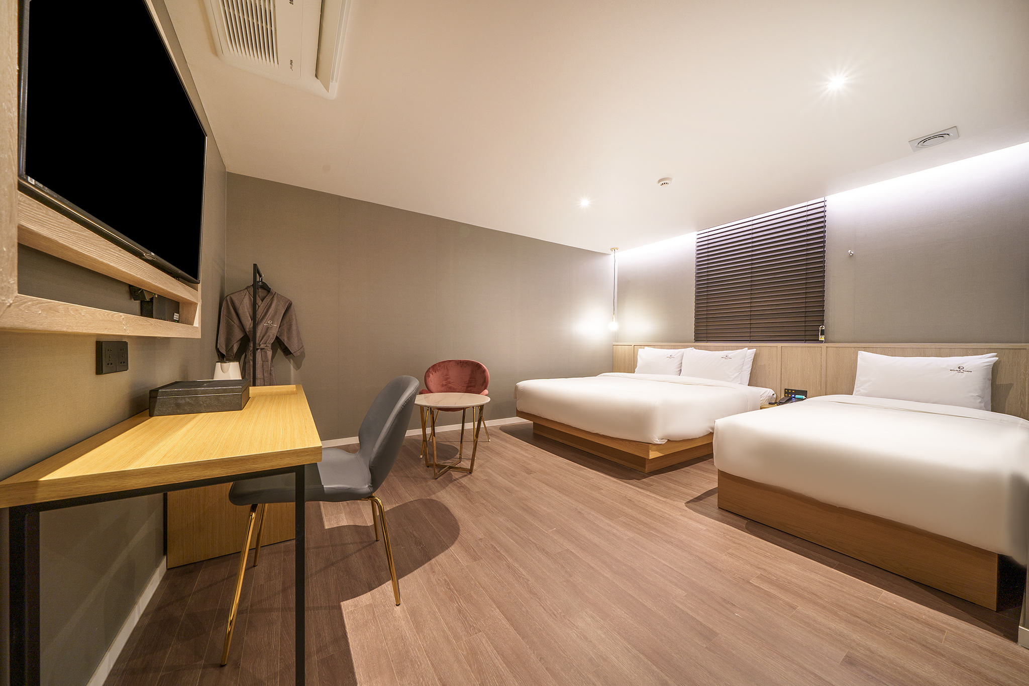 room detail thumbnail 1