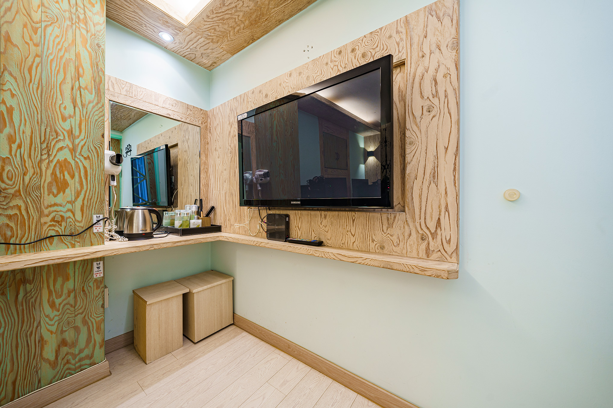 room detail thumbnail 2