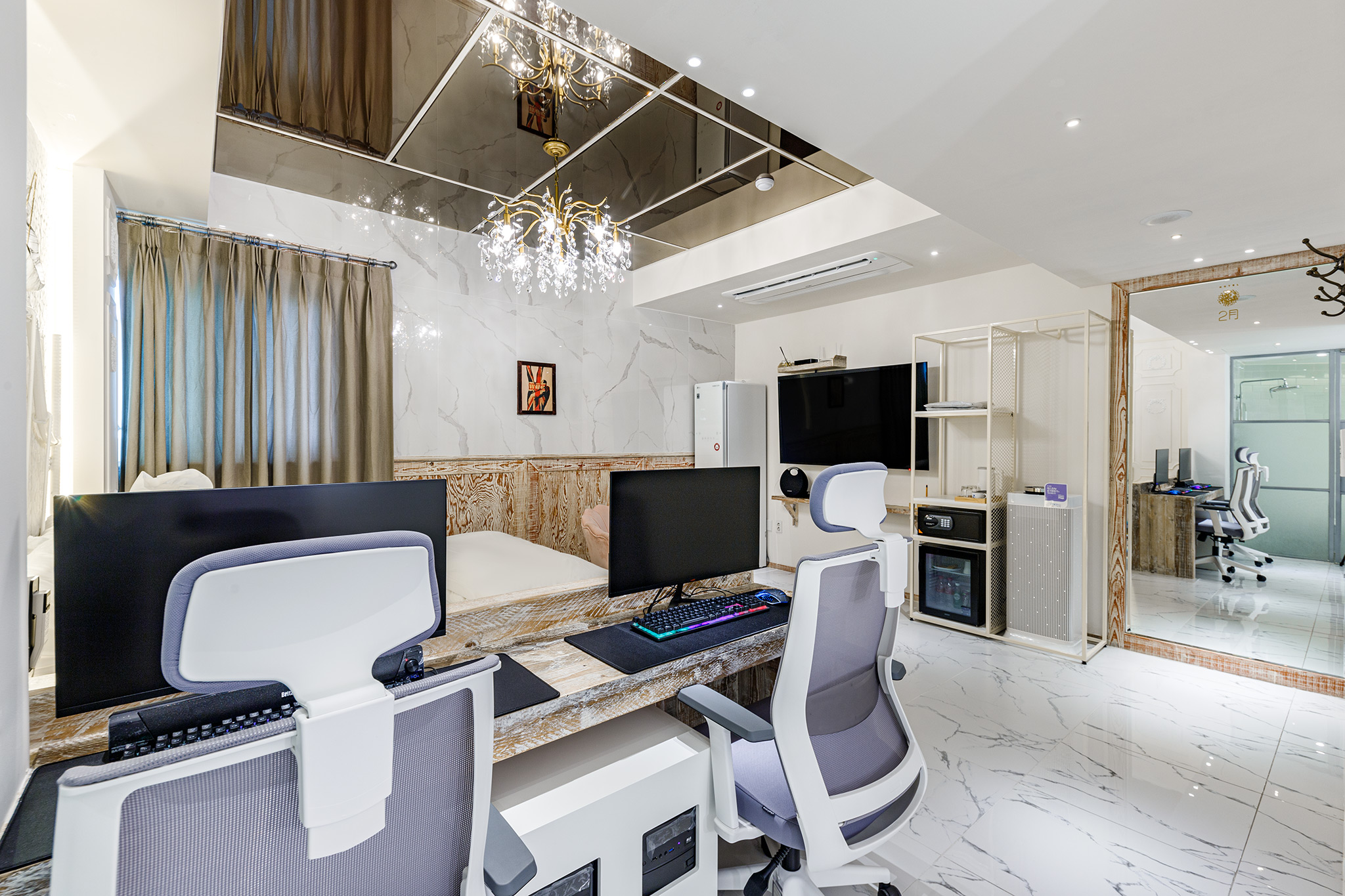 room detail thumbnail 2