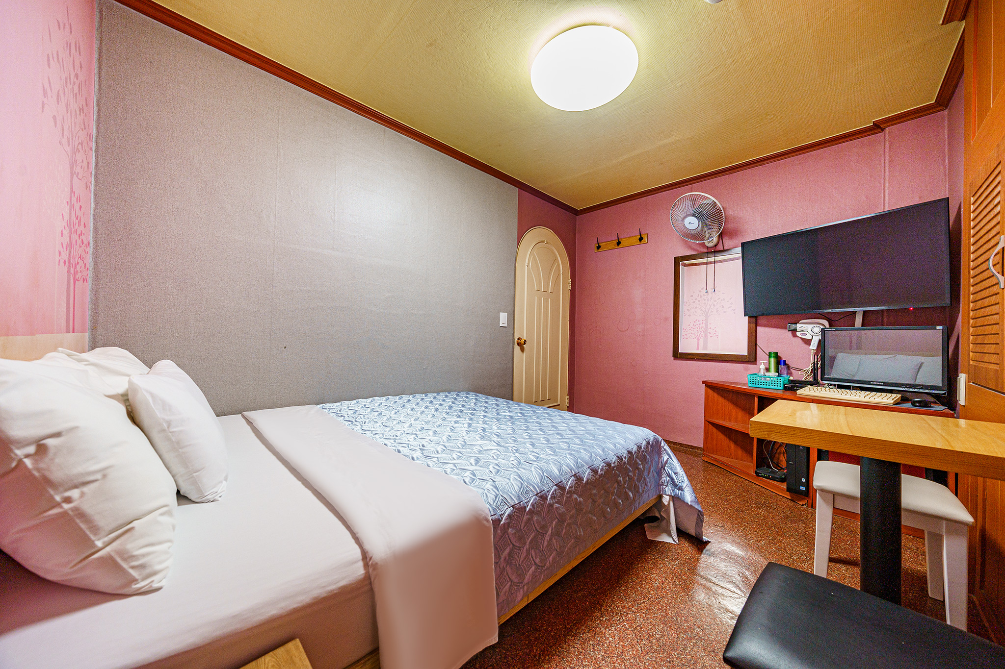 room detail thumbnail 2