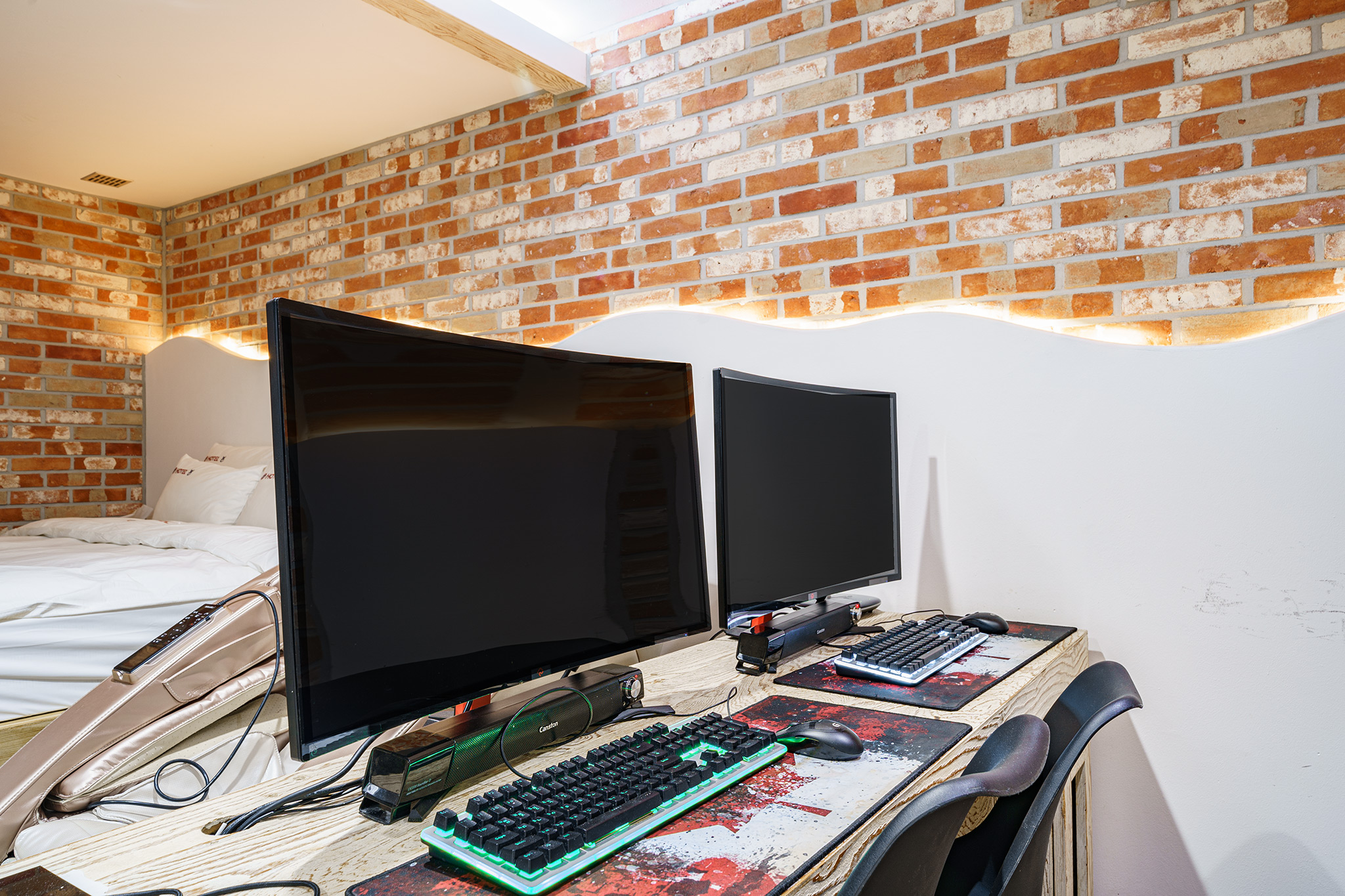 room detail thumbnail 1