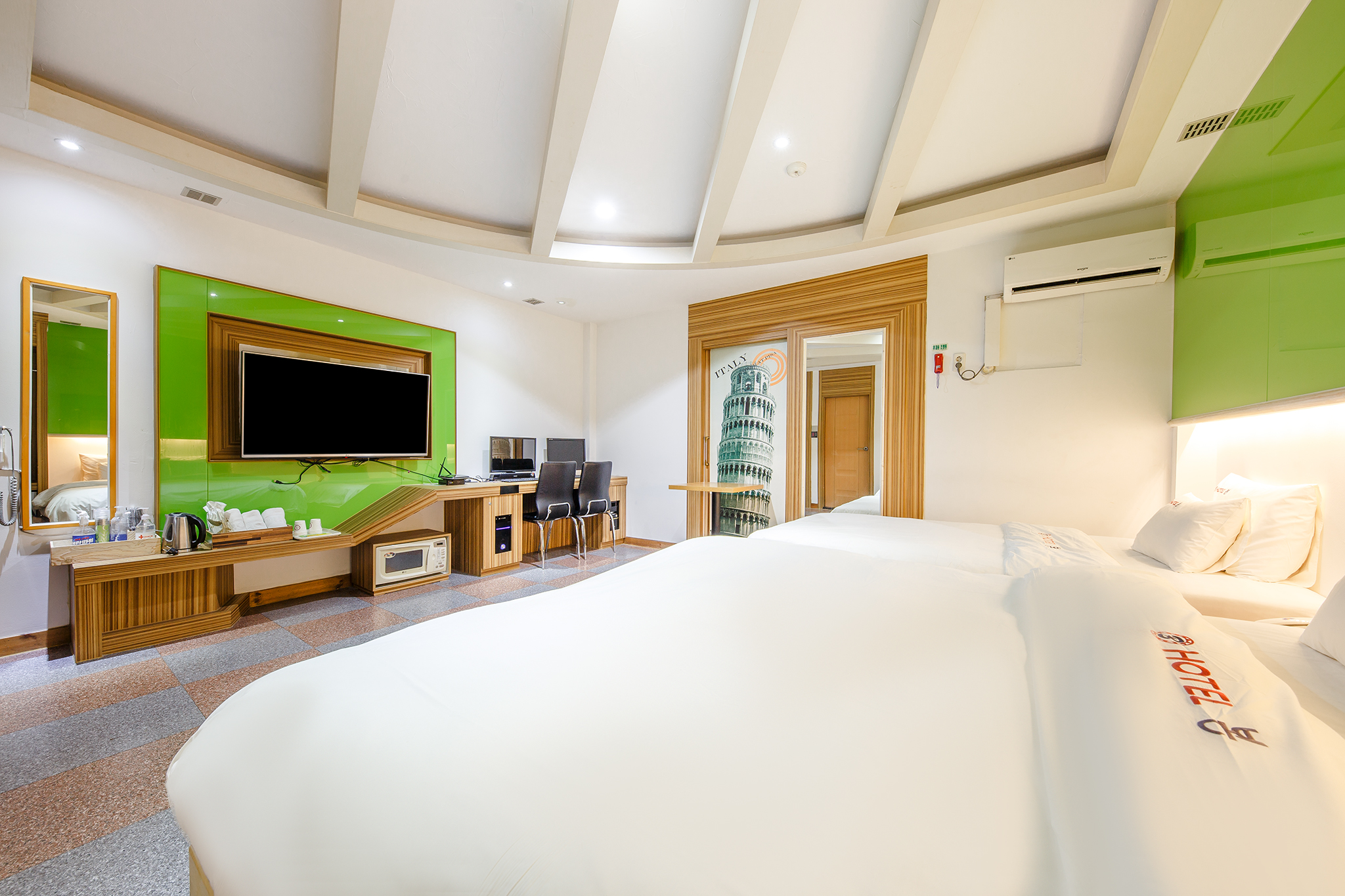 room detail thumbnail 2