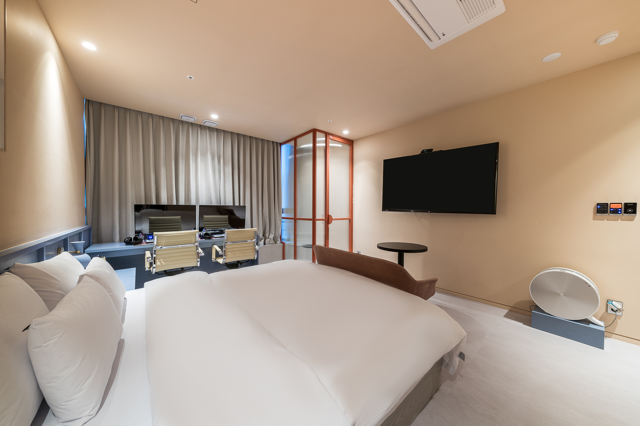 room detail thumbnail 2