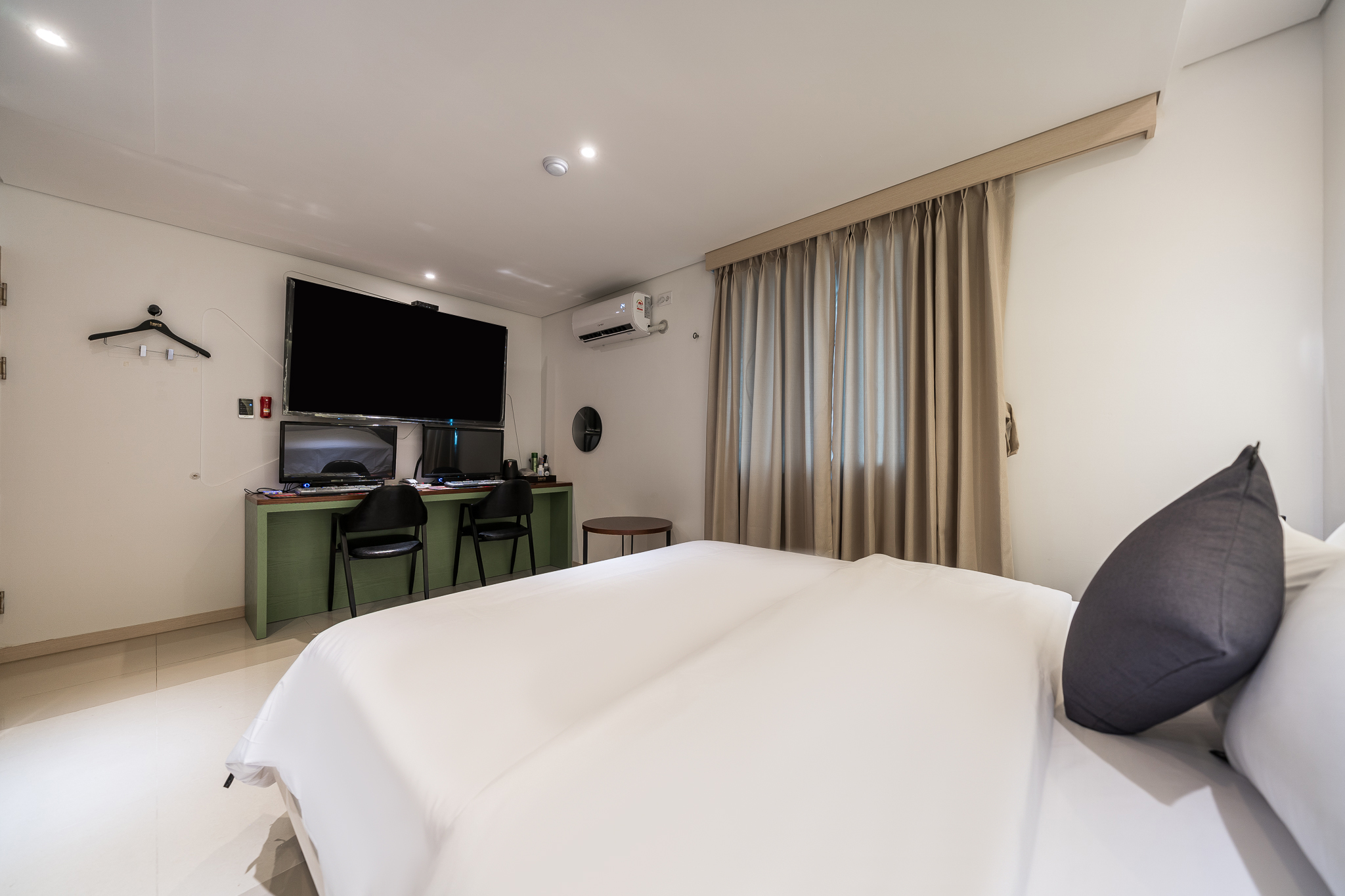 room detail thumbnail 1