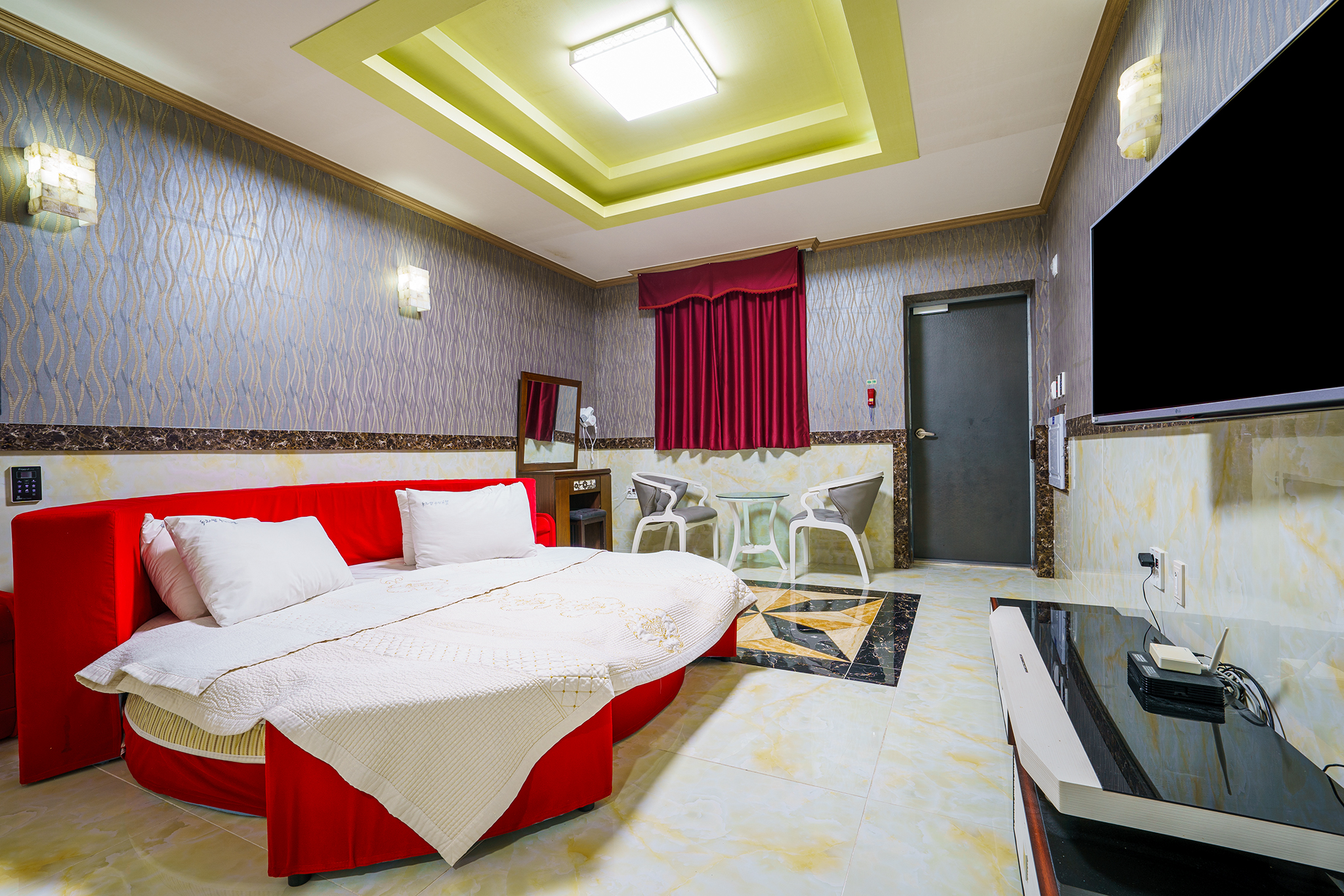 room detail thumbnail 1