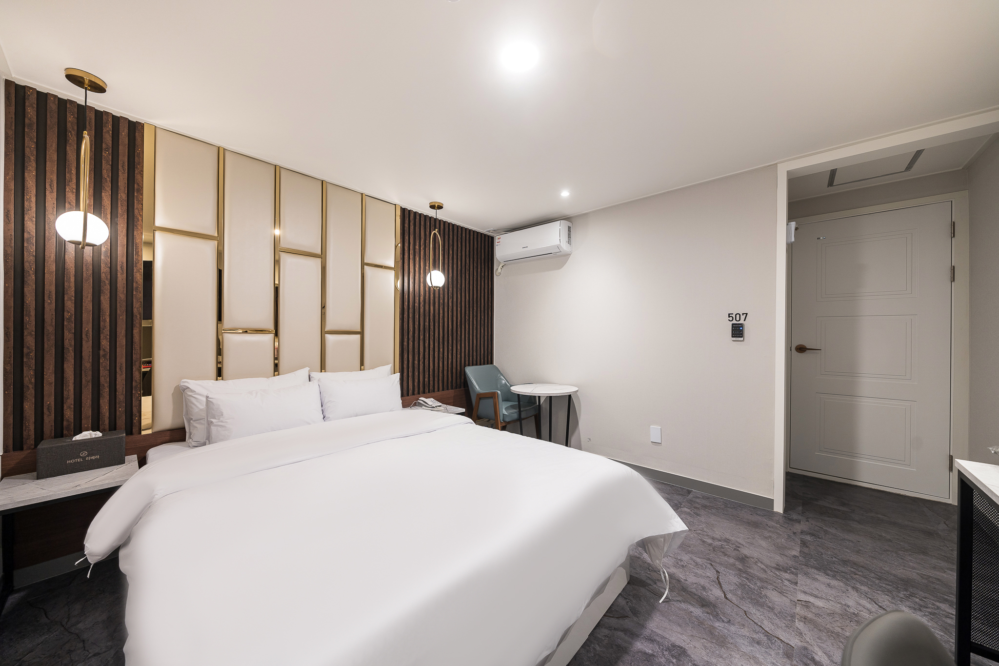 room detail thumbnail 1