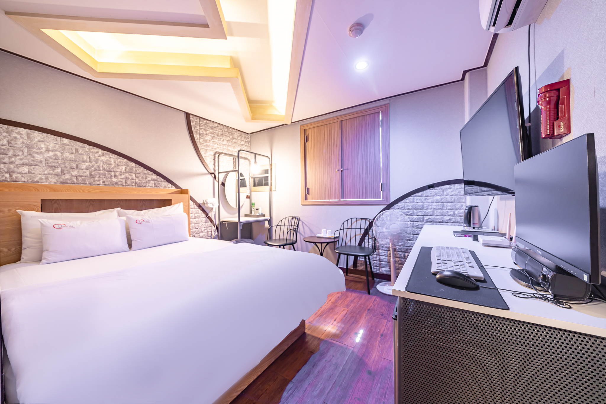 room detail thumbnail 2