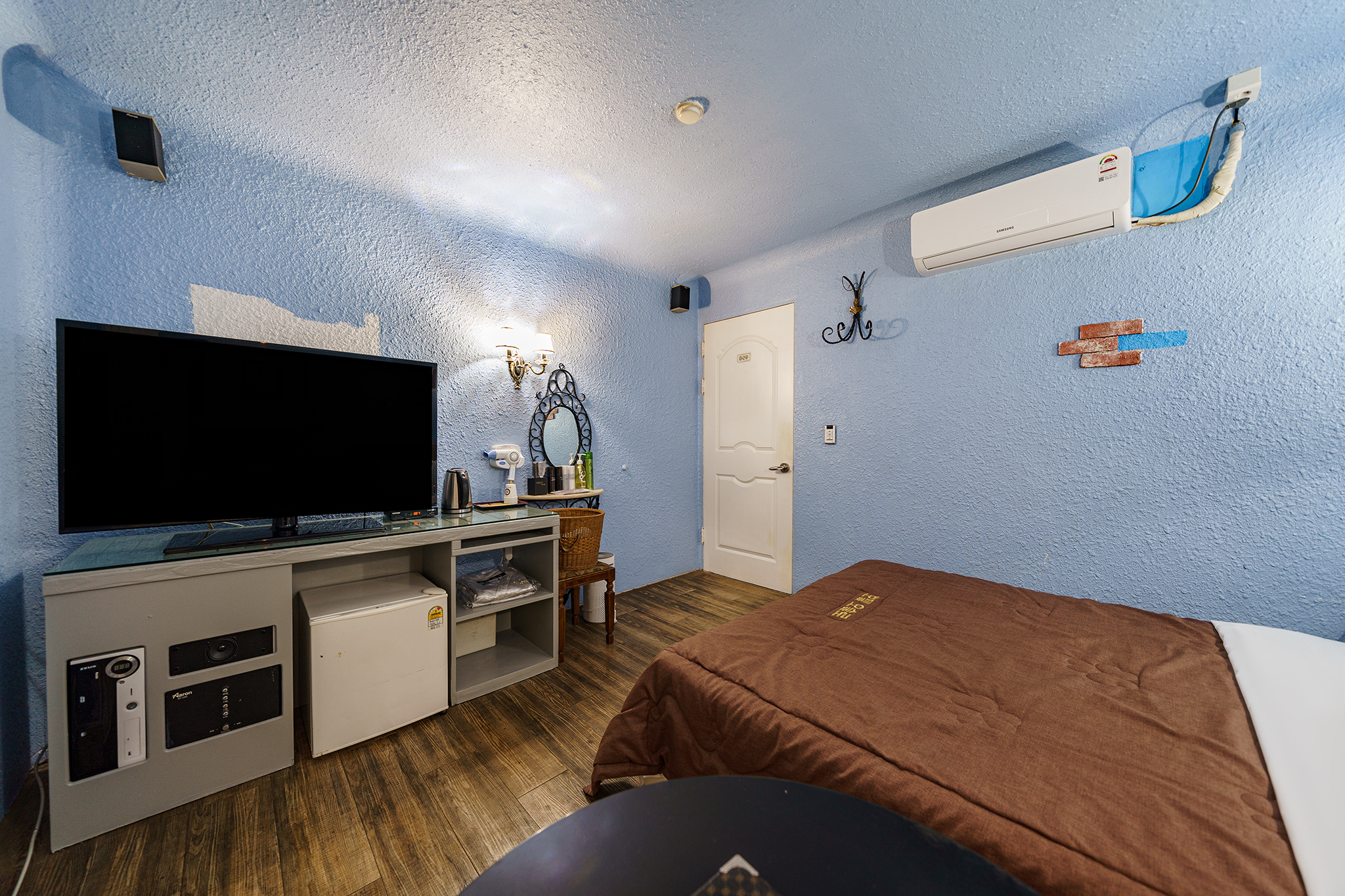 room detail thumbnail 2