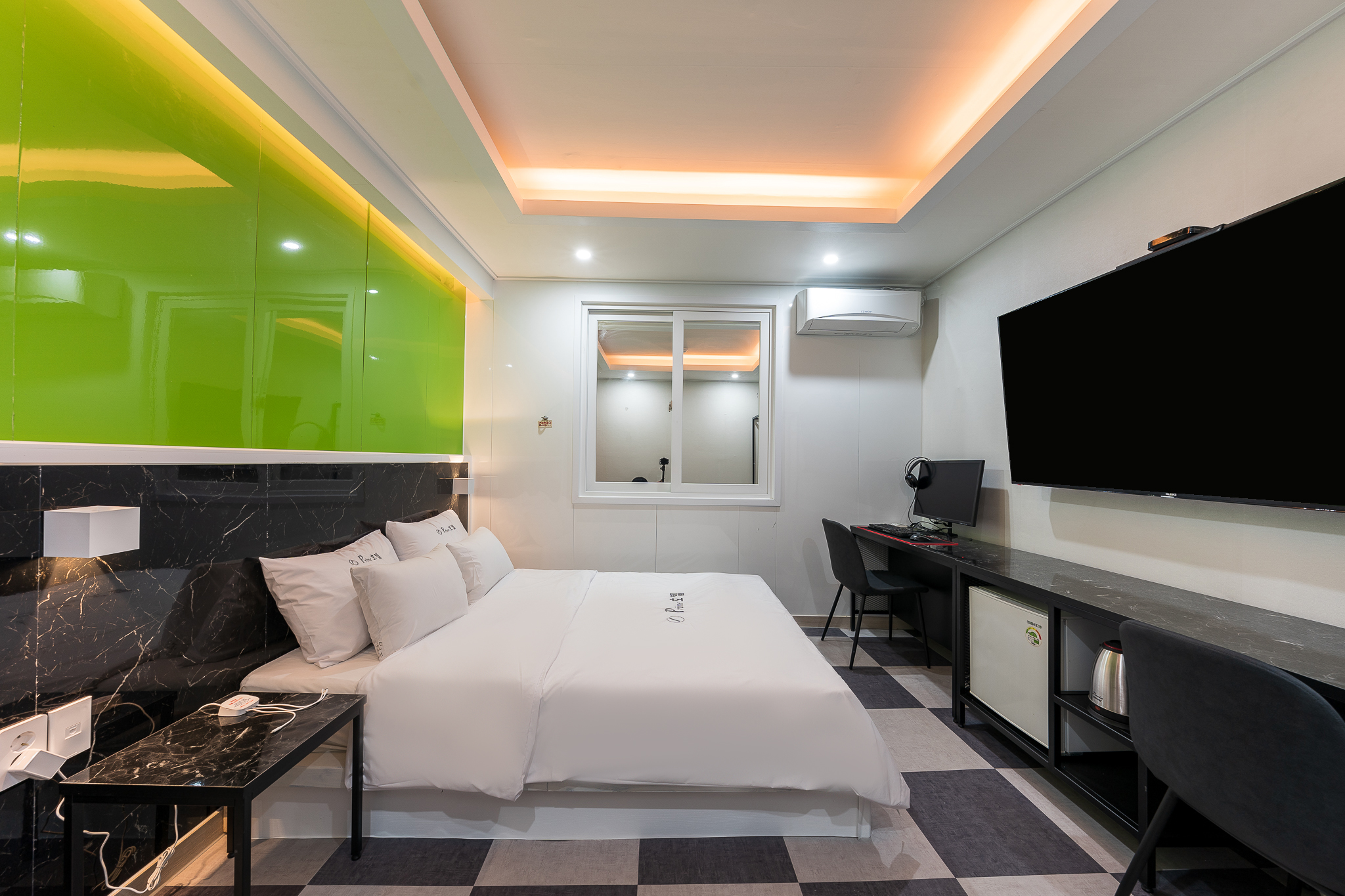 room detail thumbnail 2