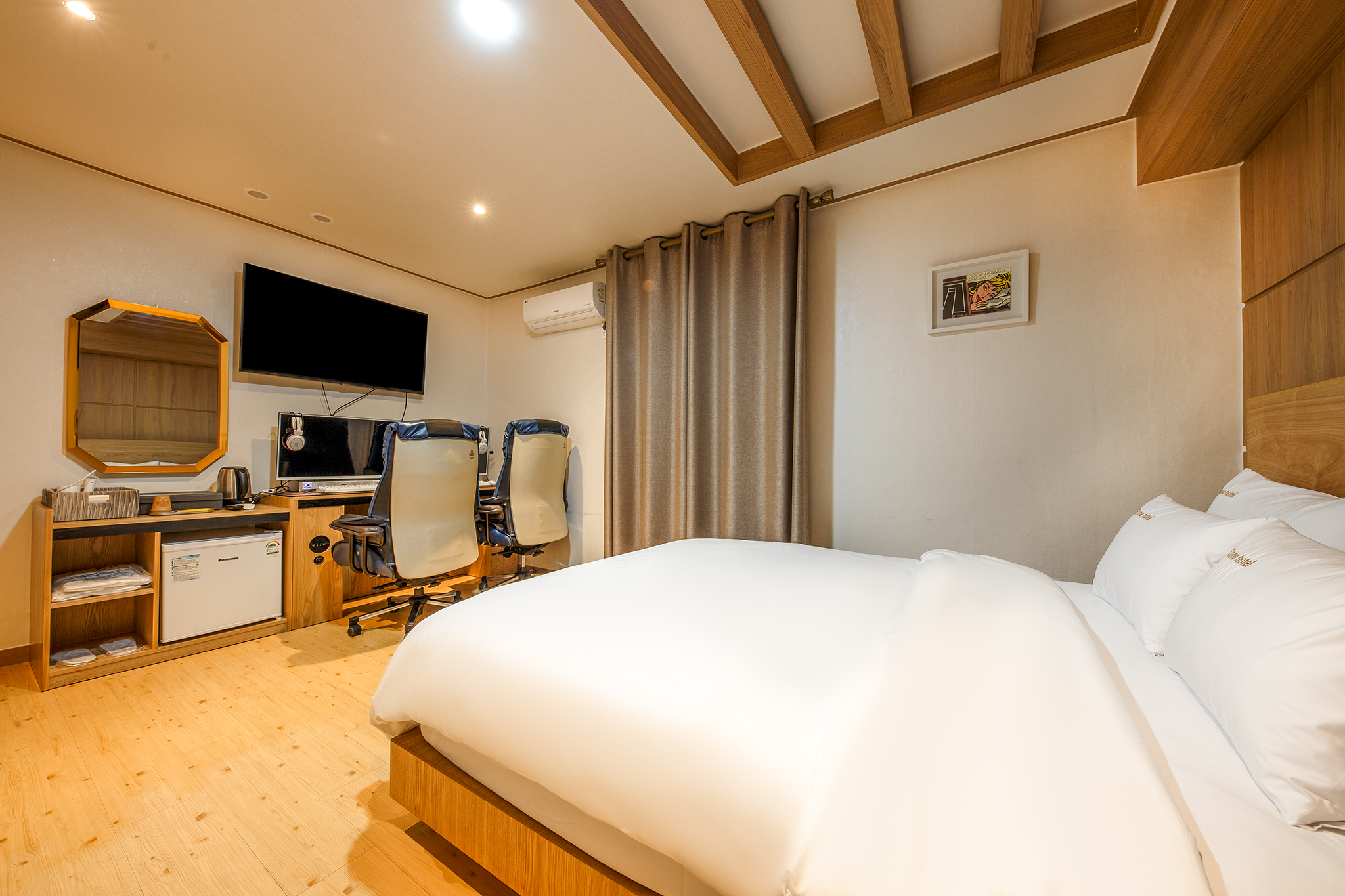 room detail thumbnail 2