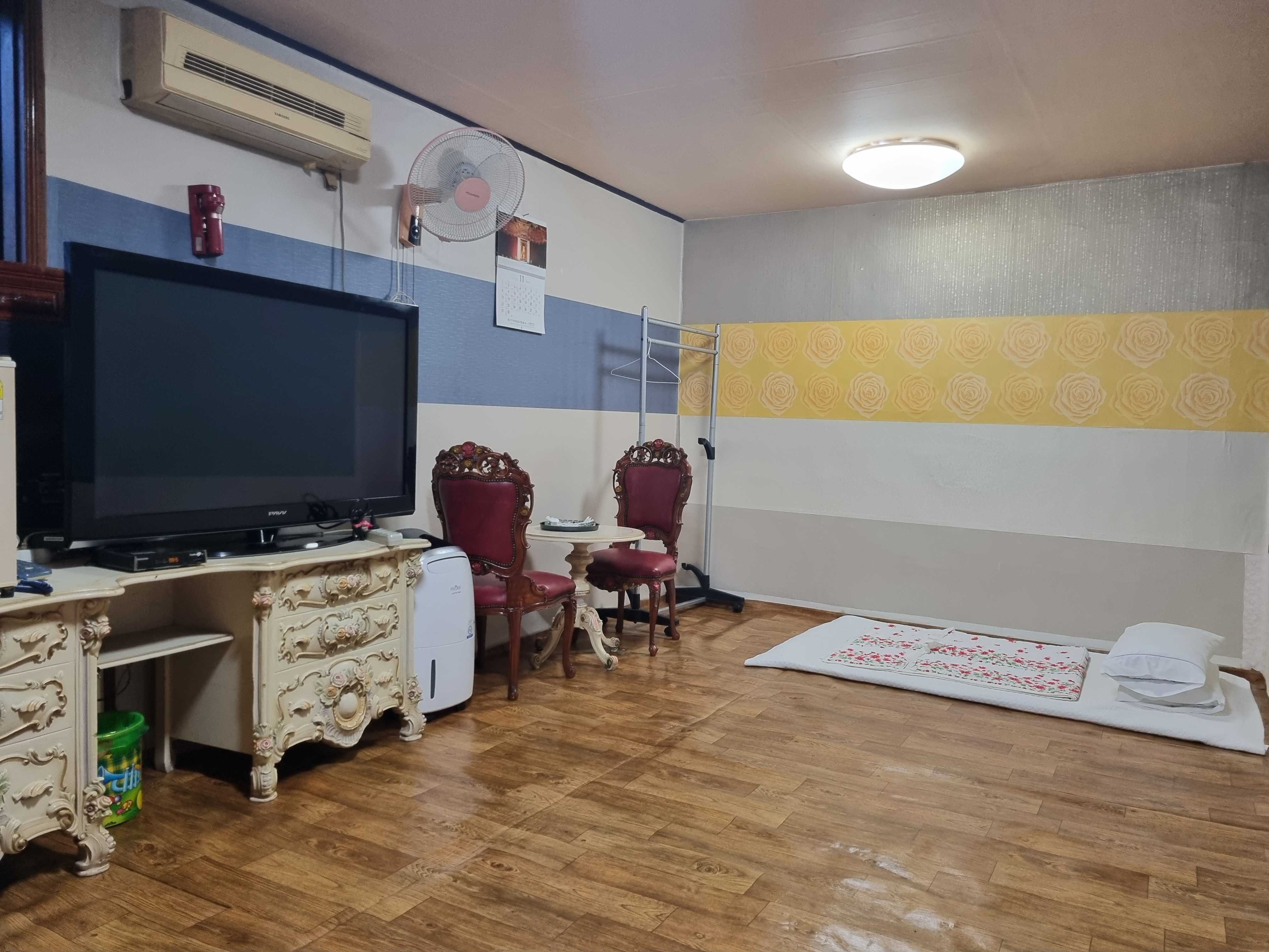 room detail thumbnail 1