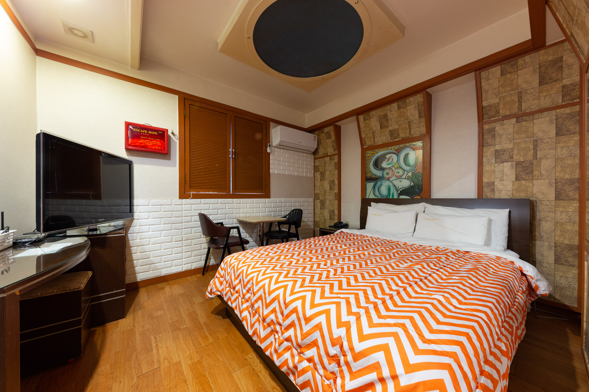 room detail thumbnail 1