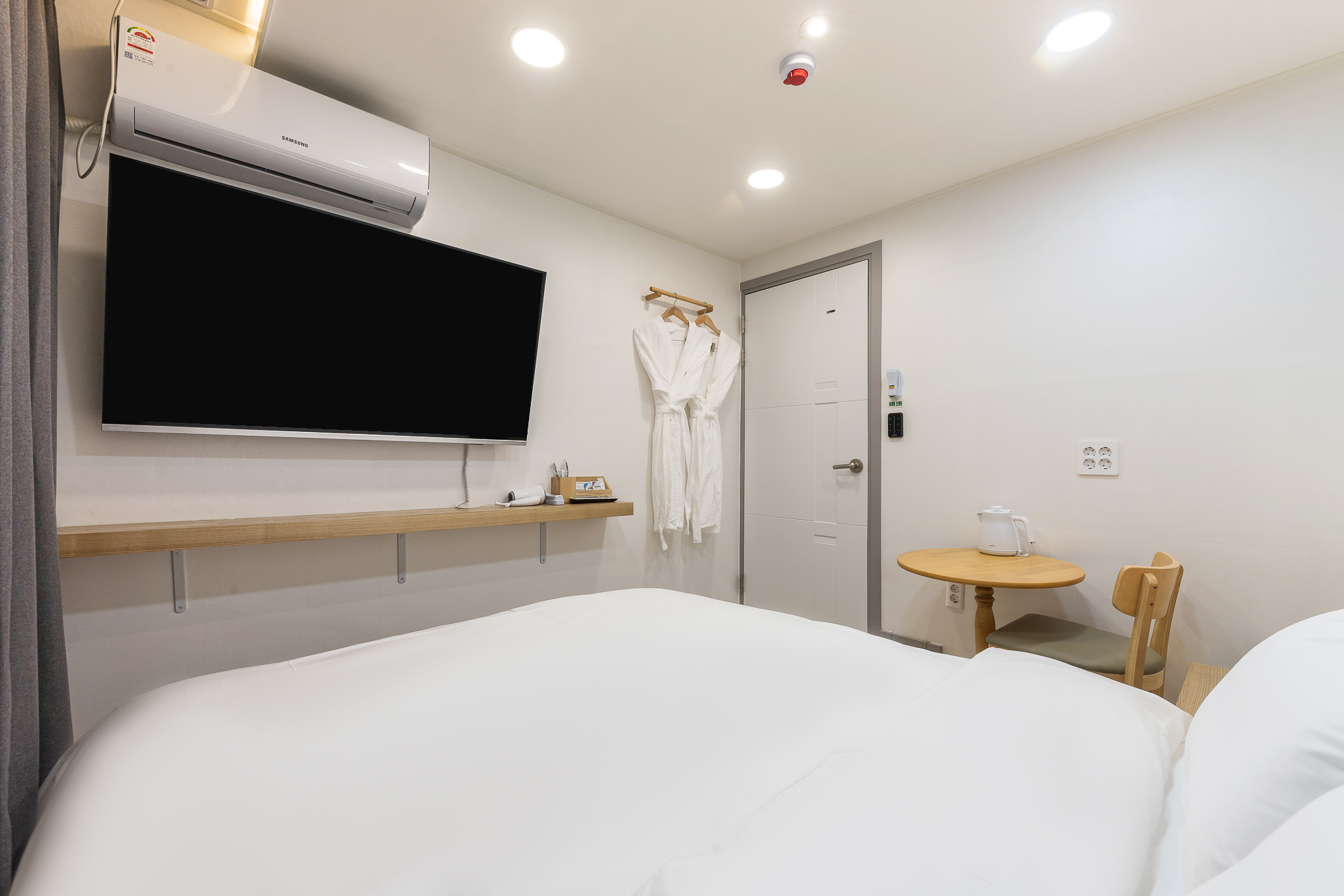 room detail thumbnail 2