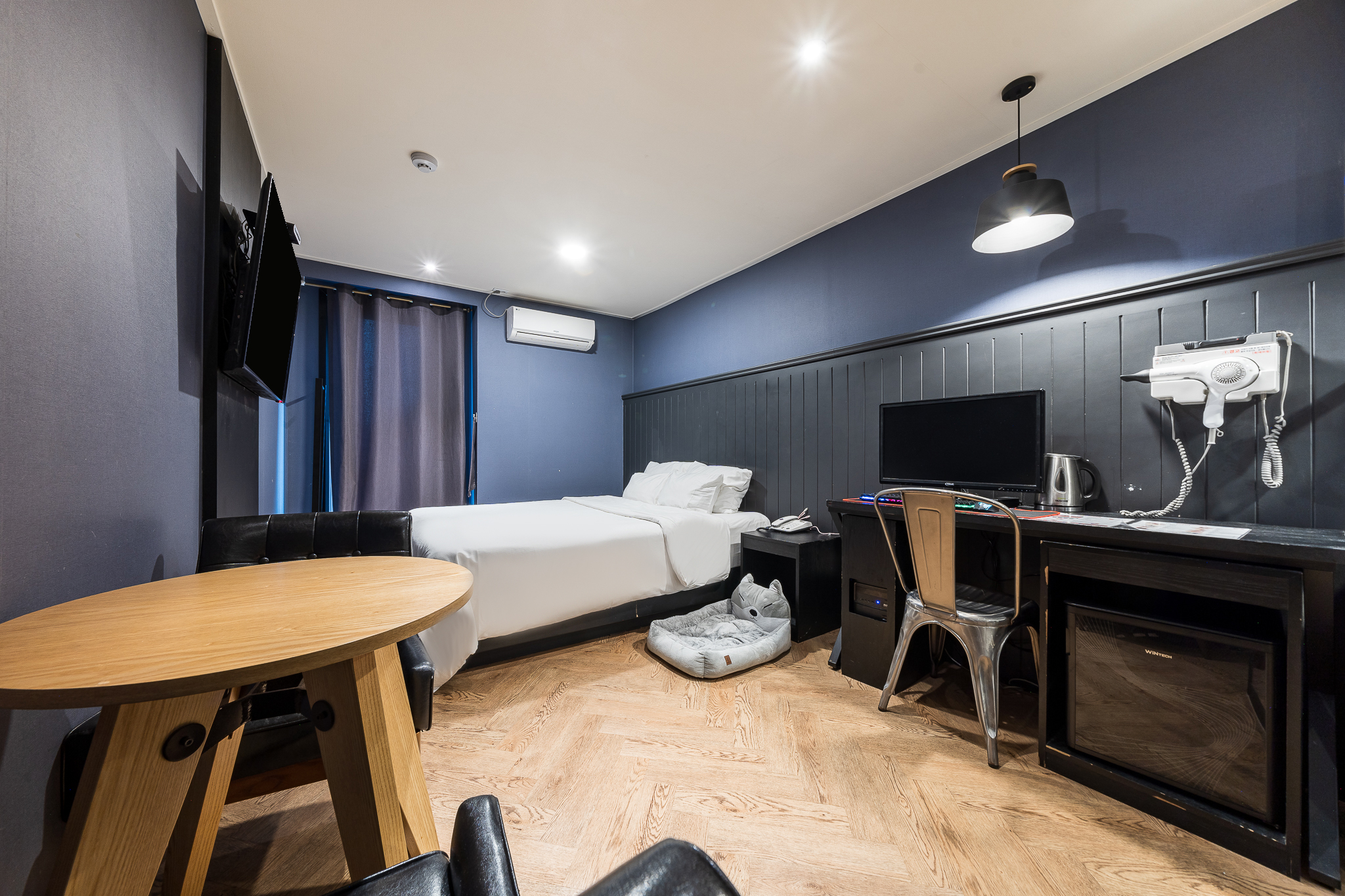 room detail thumbnail 2