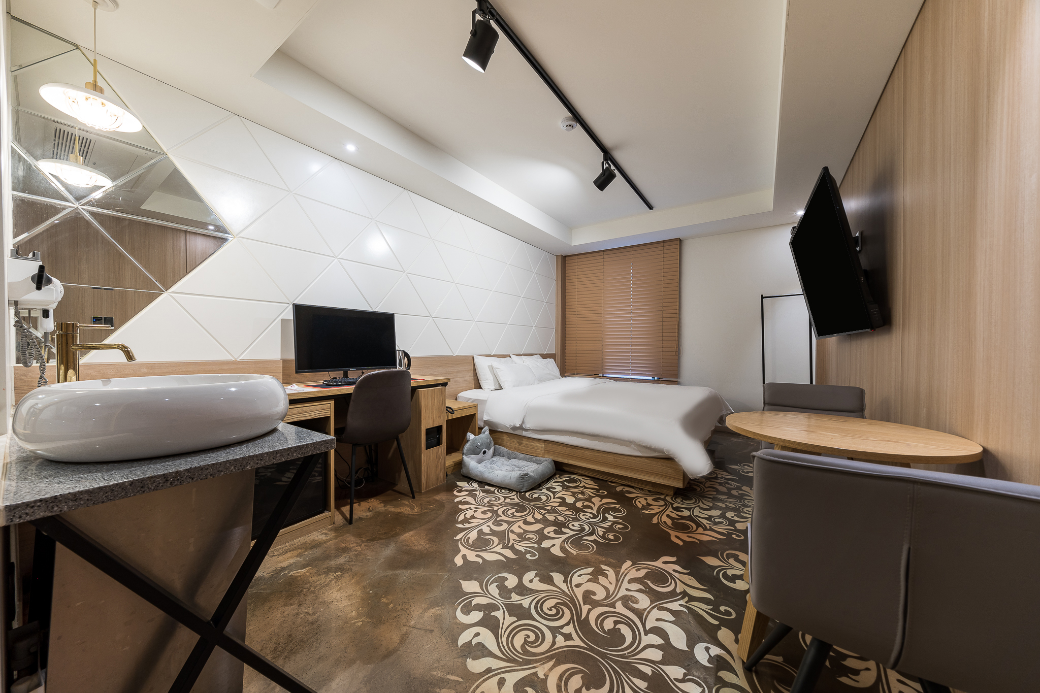 room detail thumbnail 2