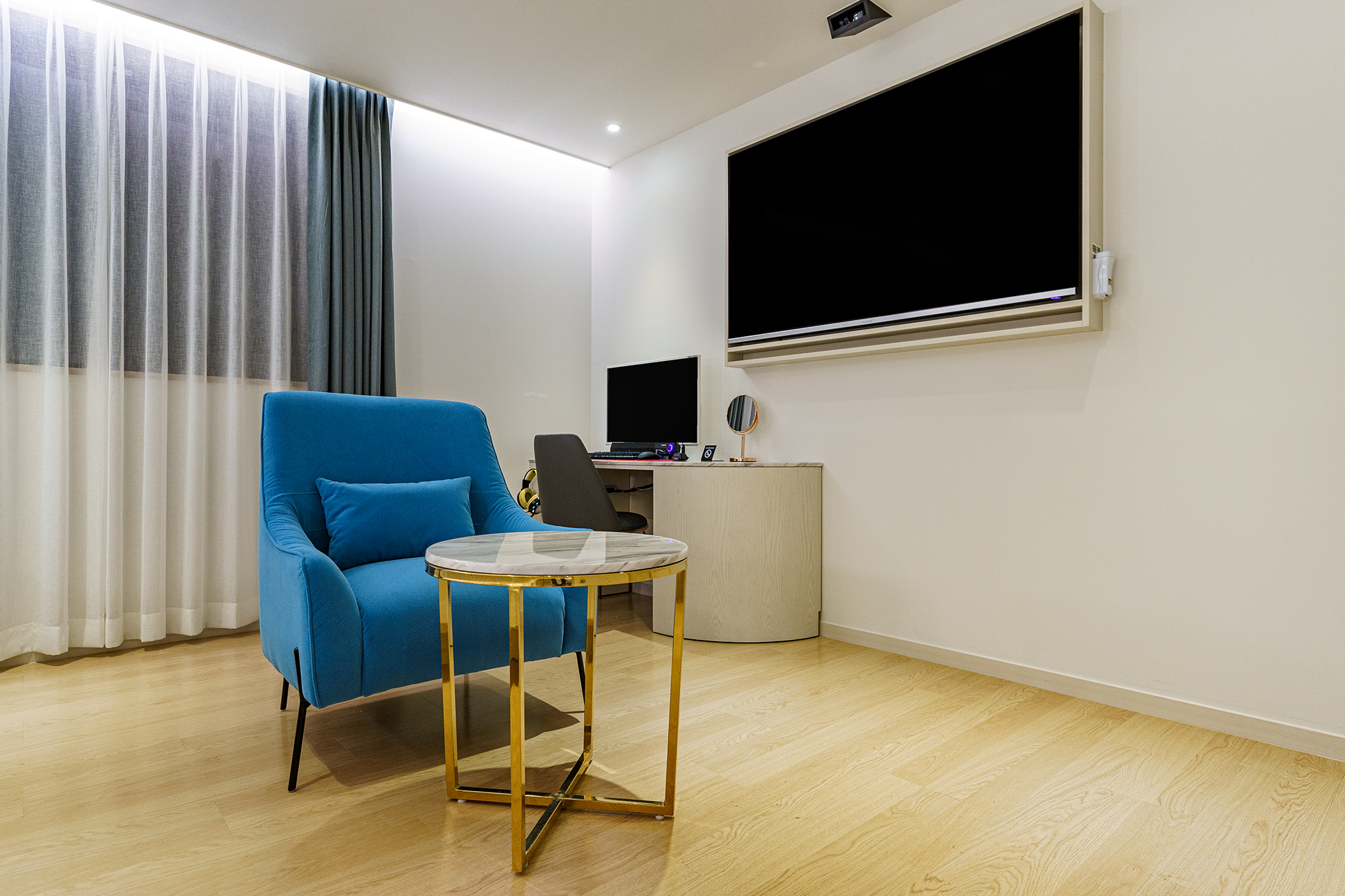 room detail thumbnail 2