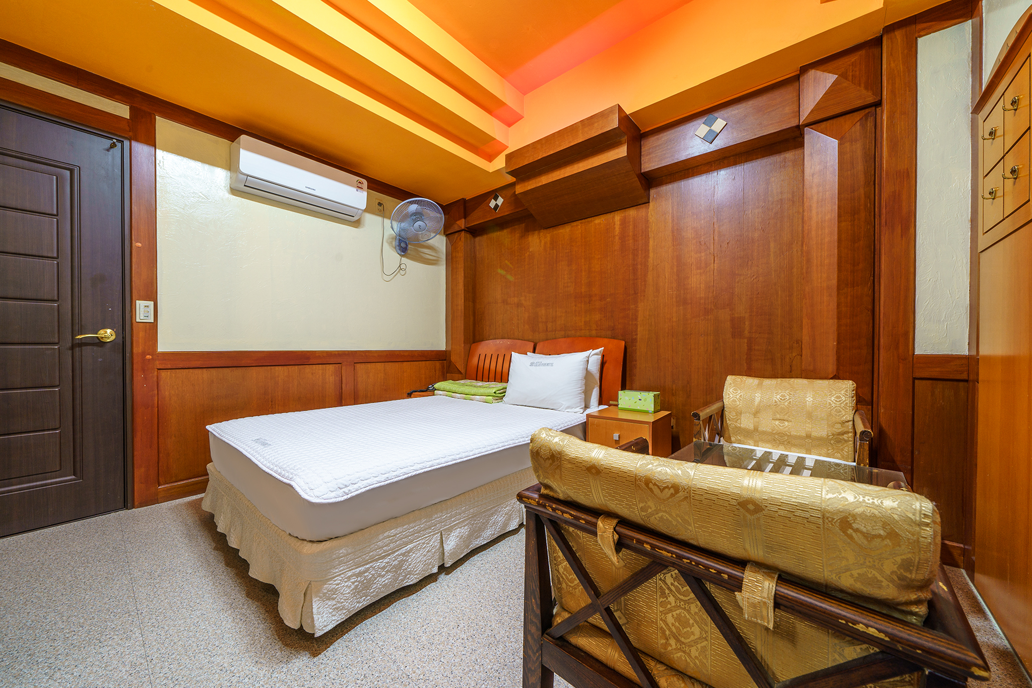 room detail thumbnail 2